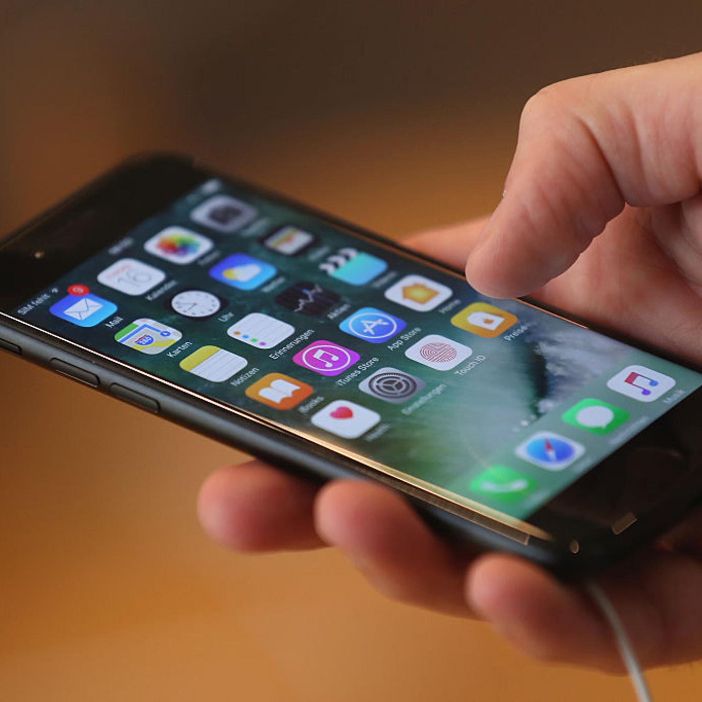 Apple Fans Await iPhone 7