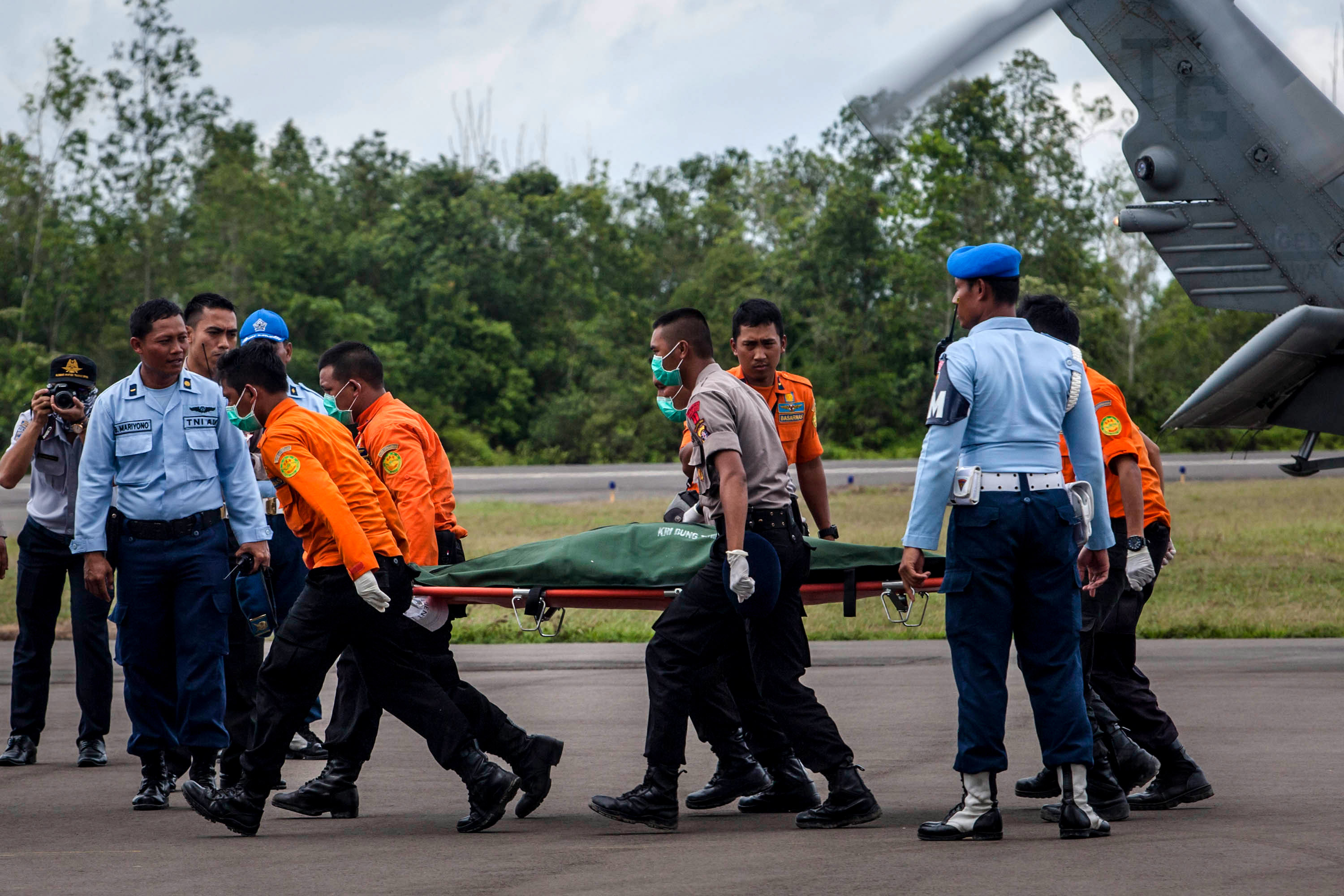 Indonesia Mourns AirAsia Crash As Recovery Operation Continues