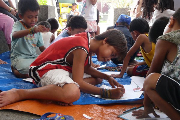 Children learn basic English, math and science as well as good conduct through Peñaflorida’s kariton classes