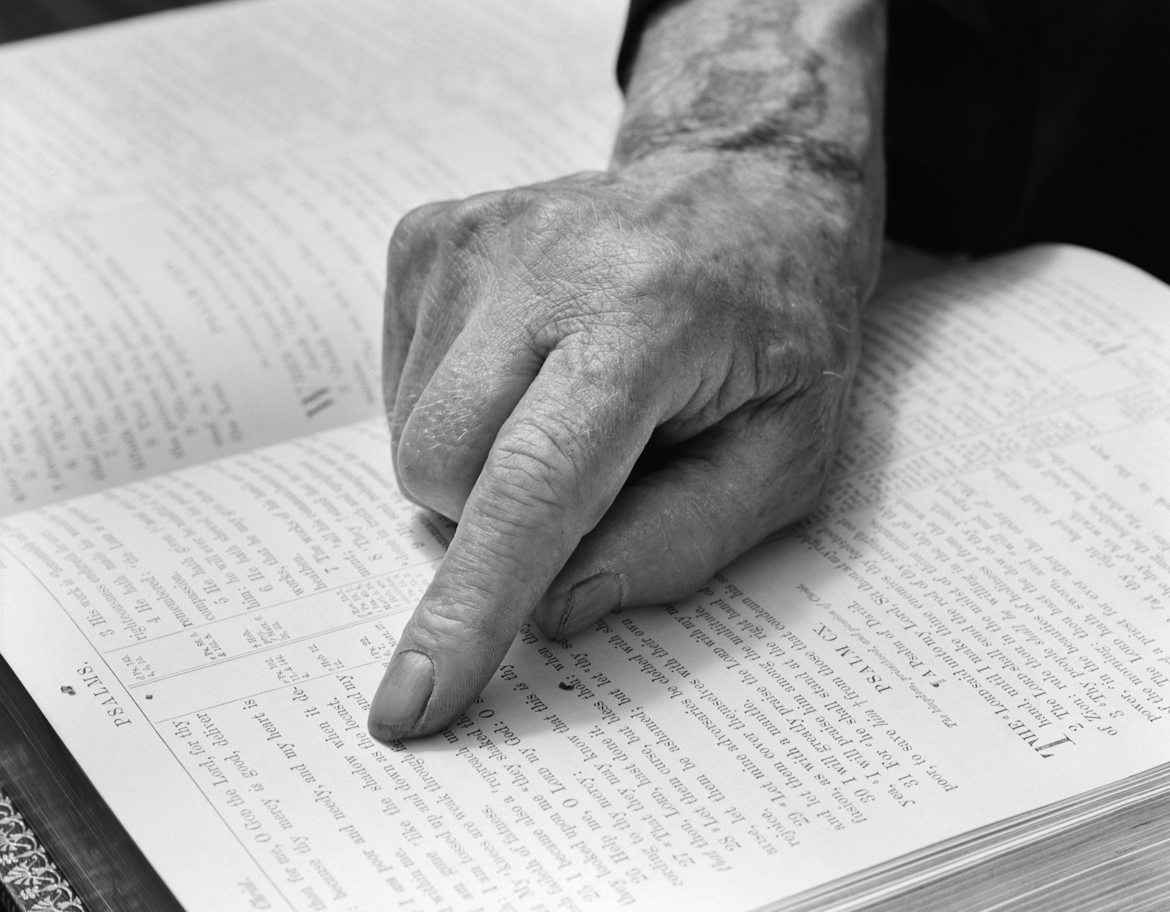 1940s HAND OF ELDERLY MAN...