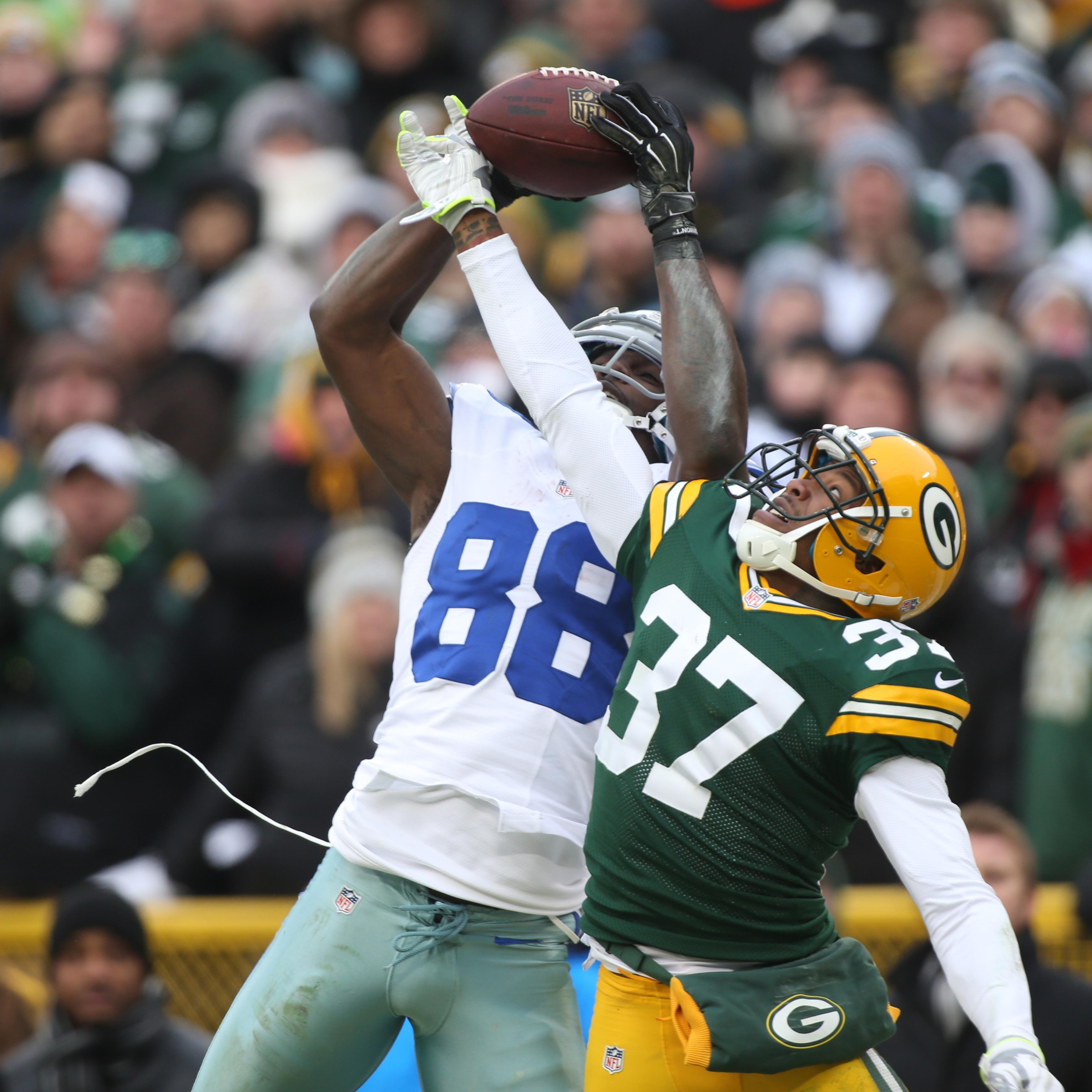 Dallas Cowboys wide receiver Dez Bryant (88) makes a catch and dives for the end zone as Green Bay Packers cornerback Sam Shields (37) defends during a game in Green Bay, Wis. on Jan. 11, 2015.