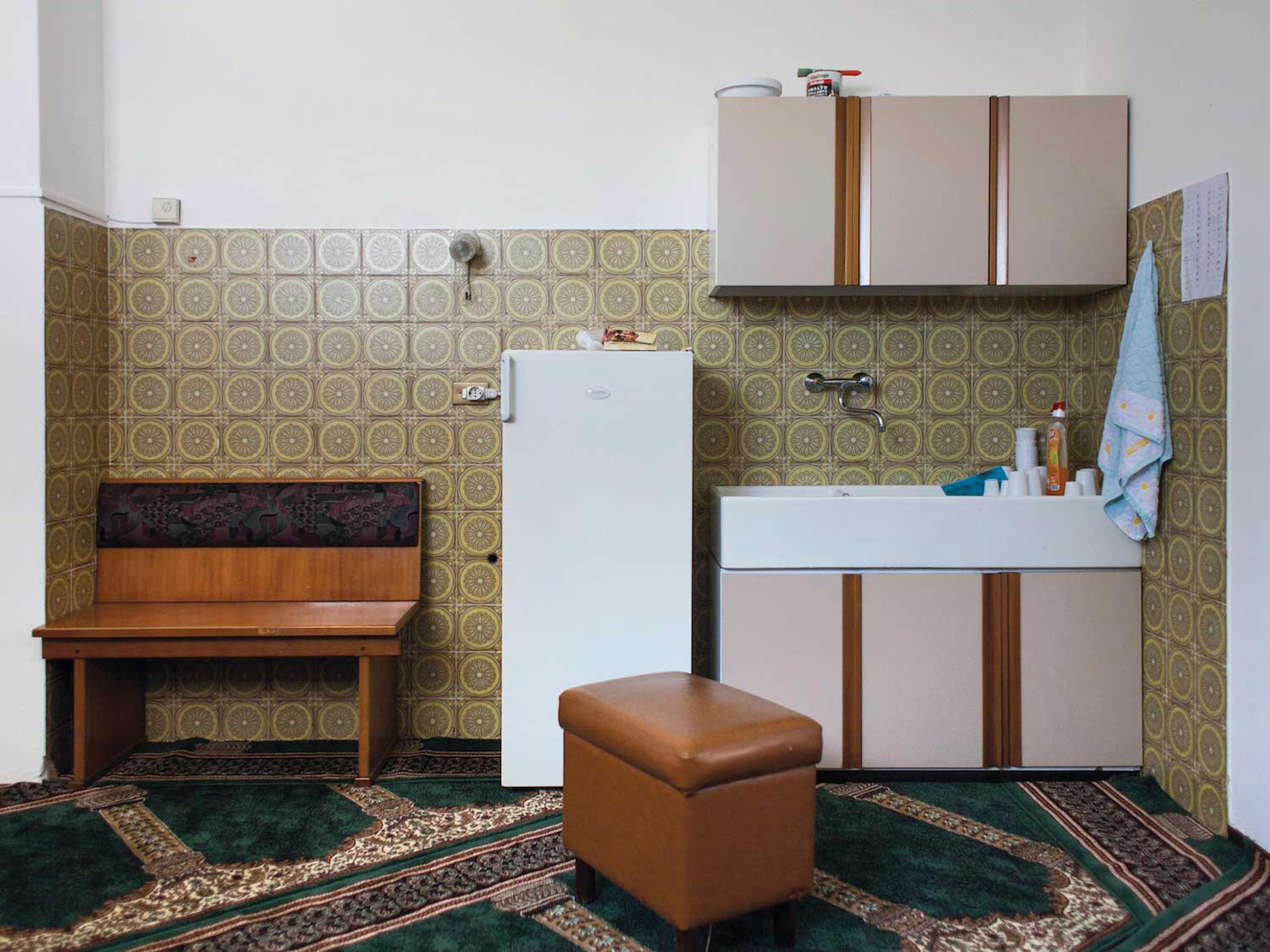 Hidden Islam Hidden Islam: Islamic Makeshift Places of Worship Revealed in Italy