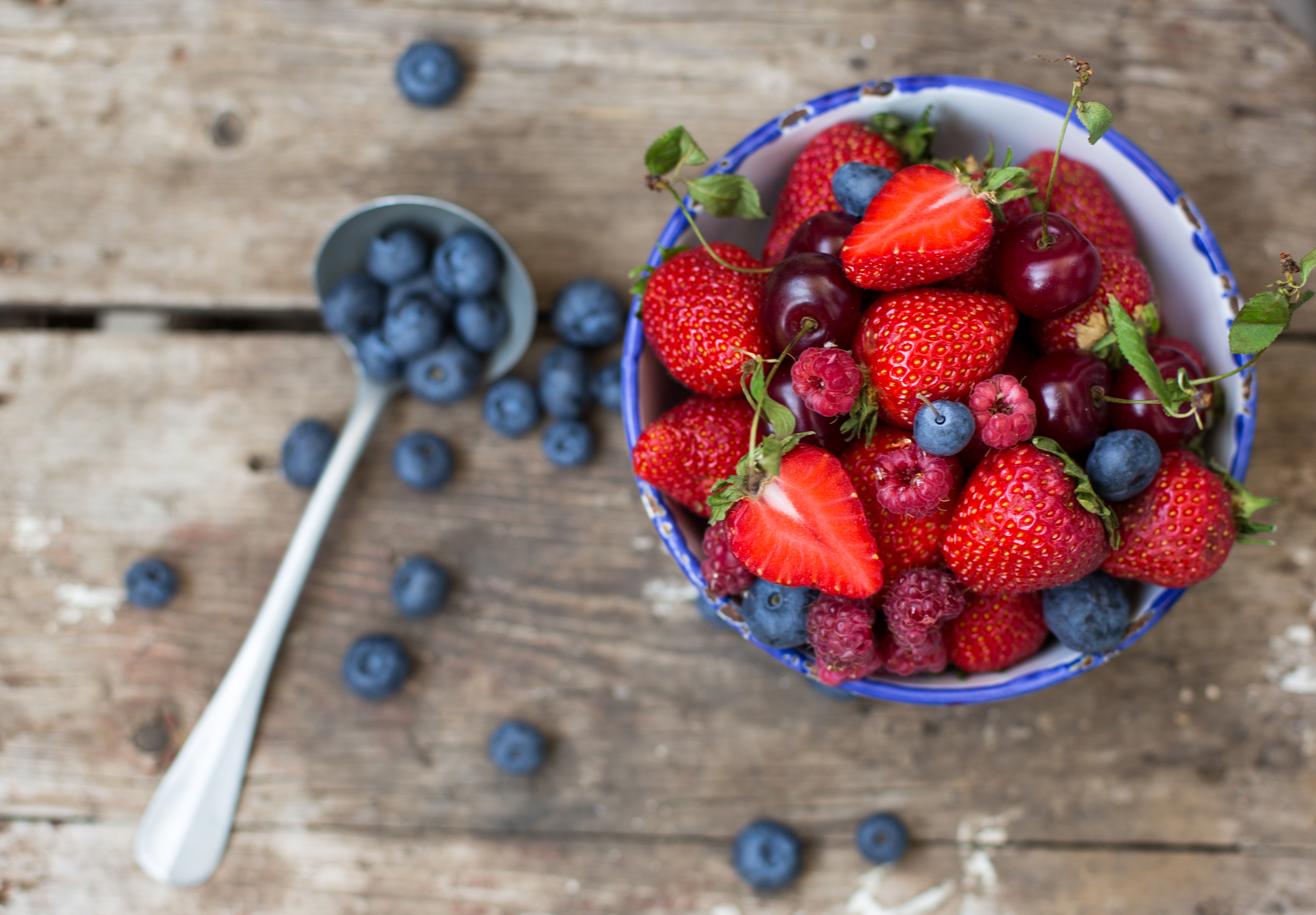 berries-table-spoon-outside