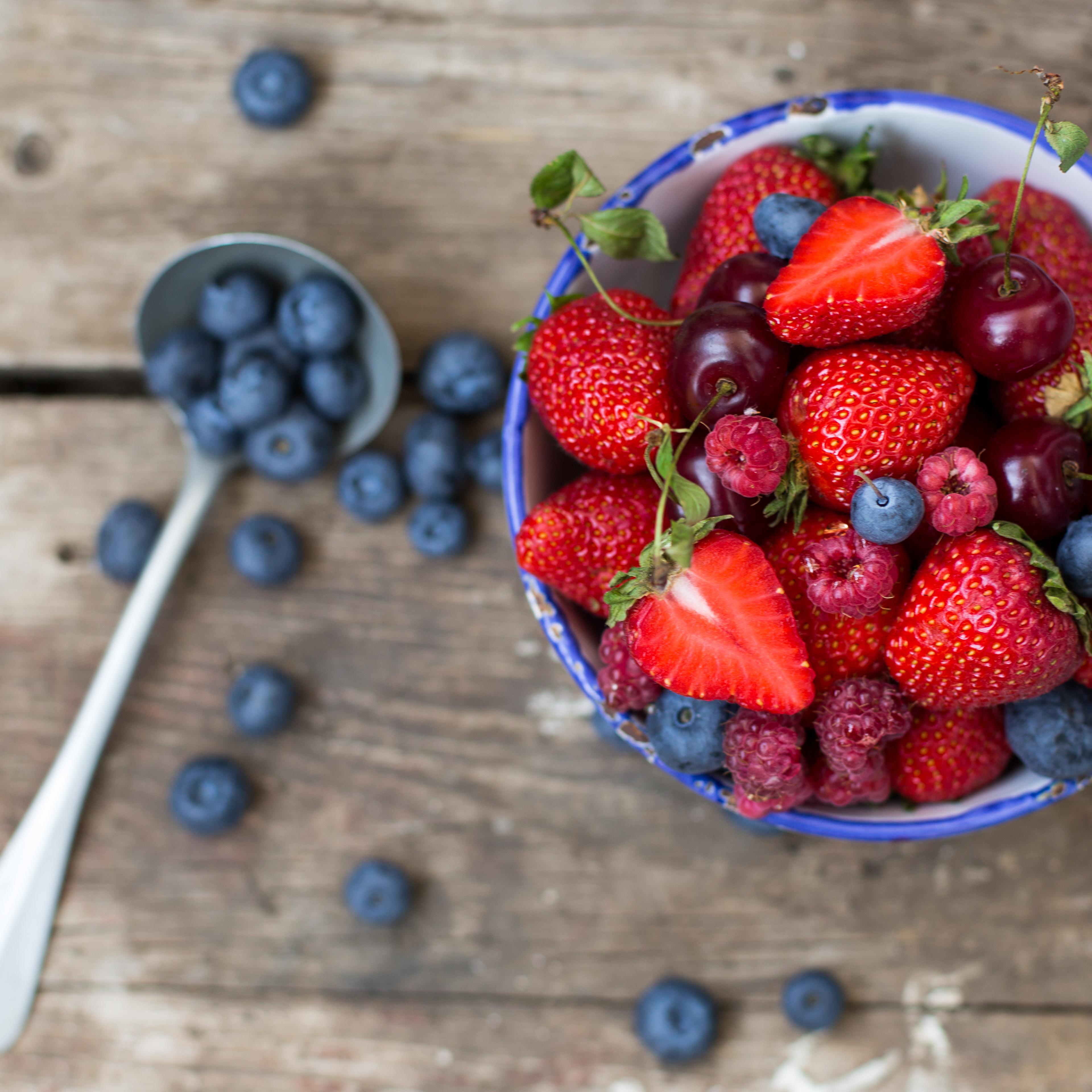 berries-table-spoon-outside