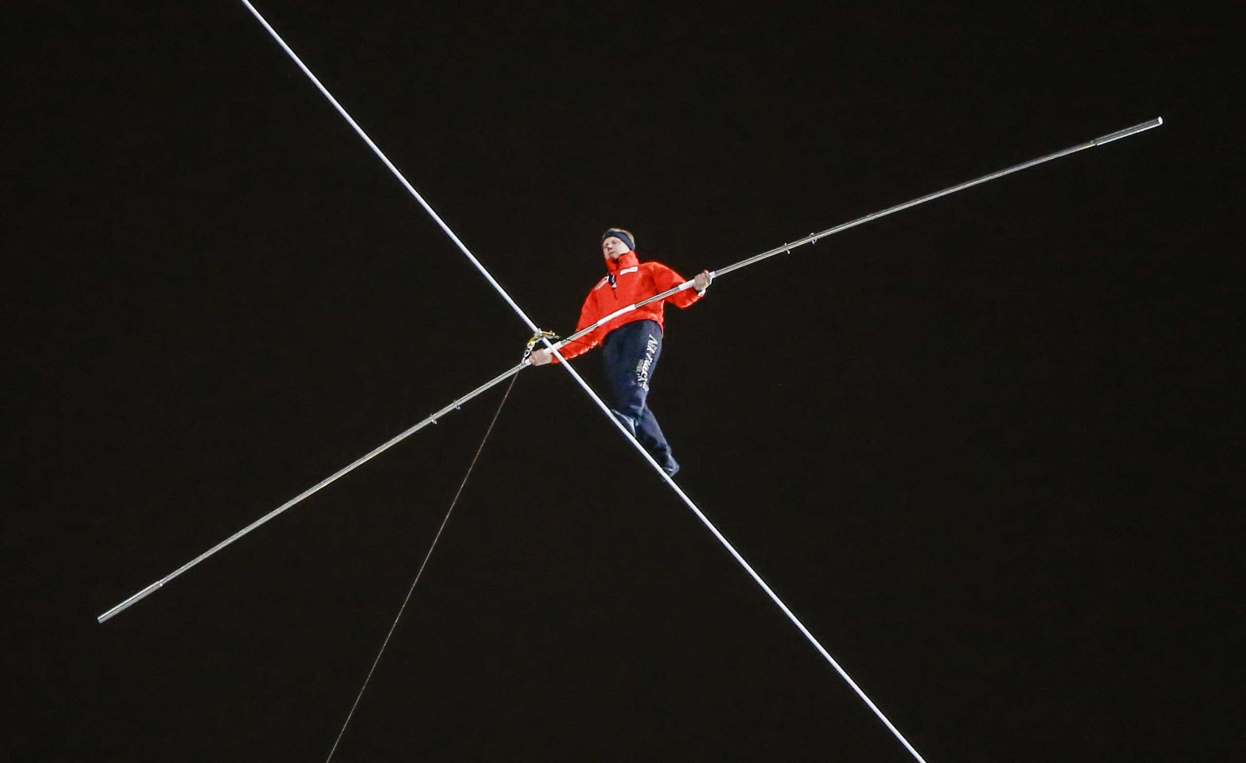 Nik Wallenda walks across Chicago River