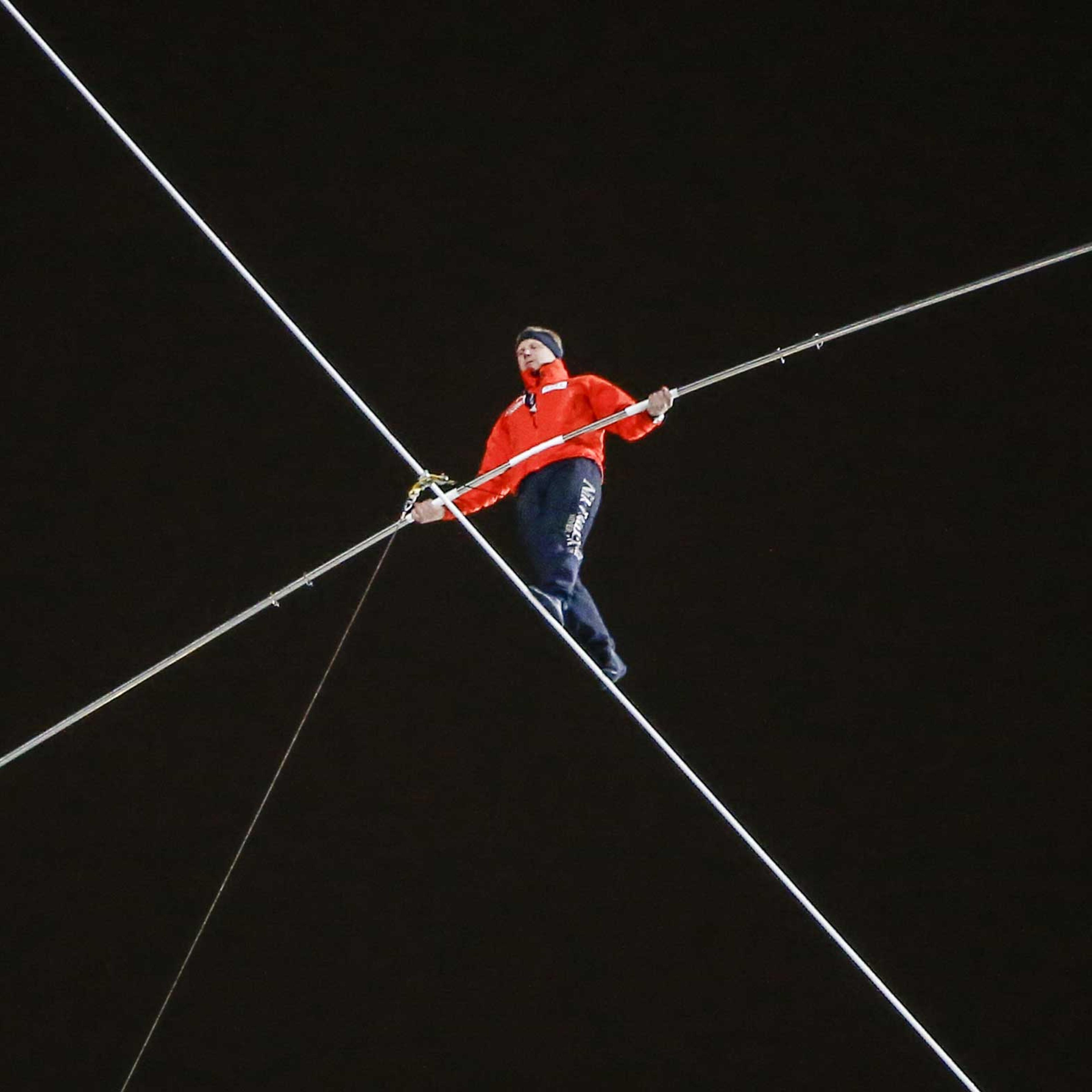 Nik Wallenda walks across Chicago River