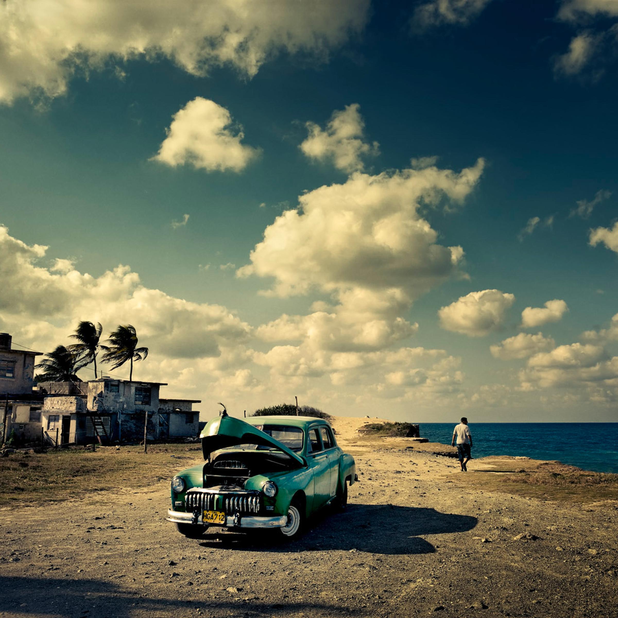 9183.6_3702.6 001 -- Old American car from the 1940s and 50s are running through Cuba as they did 60 years ago. Still, sometimes they just can’t go anymore, like this one at Guanabo beach, 15 miles east of Havana city