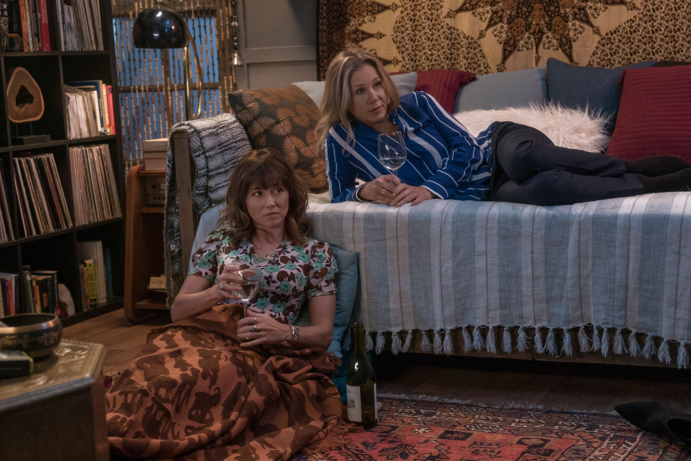 Dead to Me Netflix Linda Cardellini Christina Applegate
