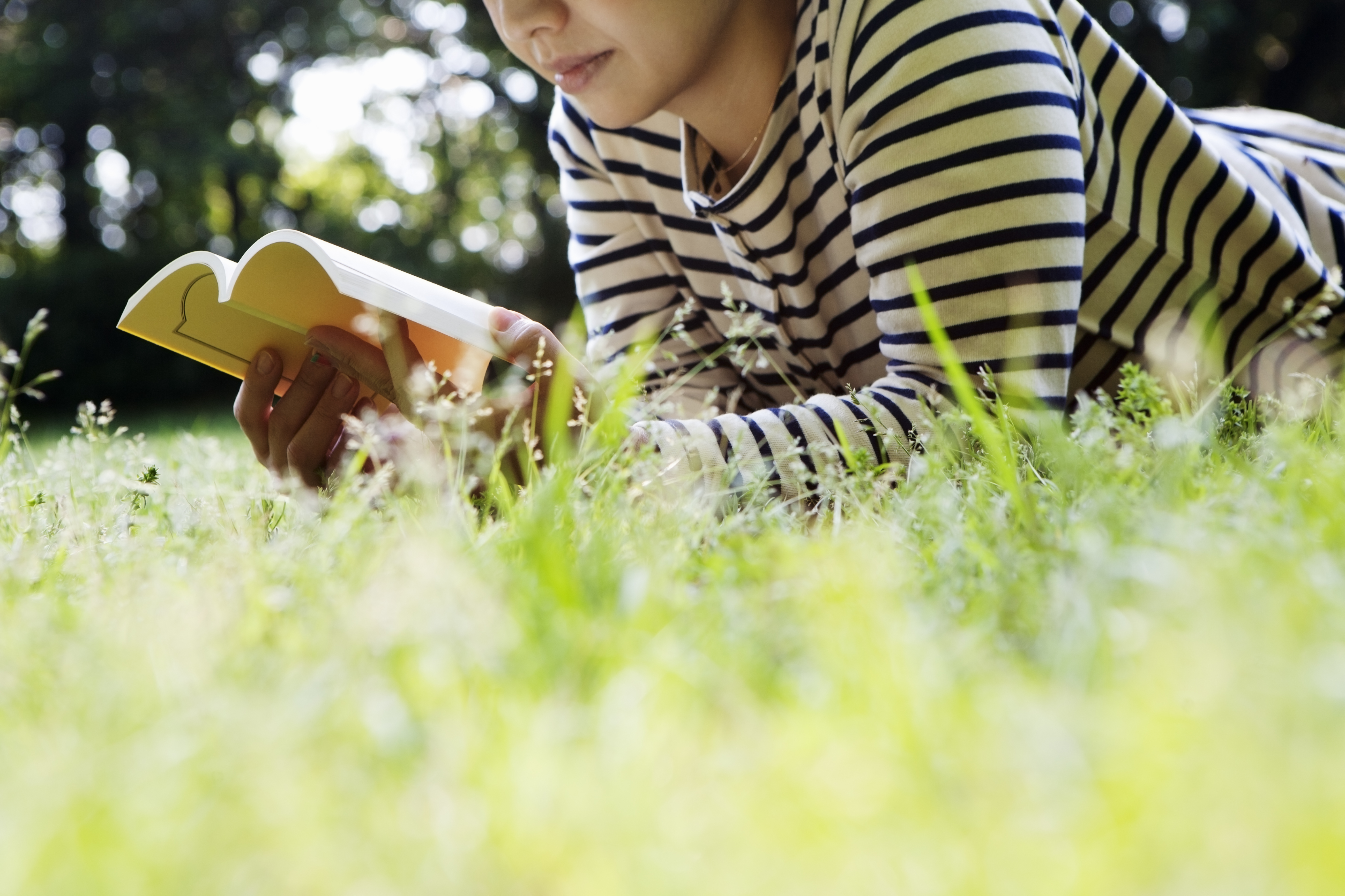 woman-reading-book-park