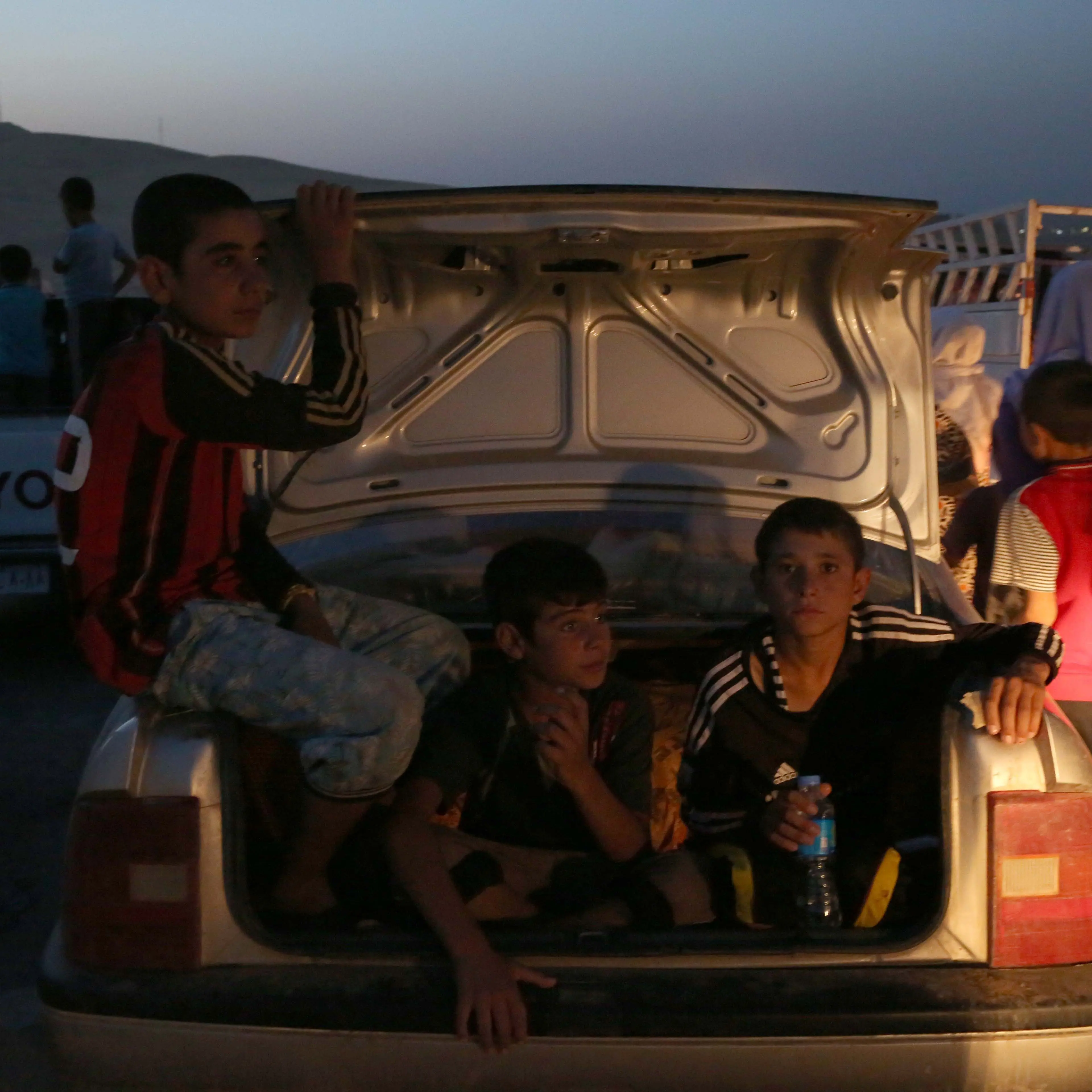 Thousands flee Iraq's Sinjar