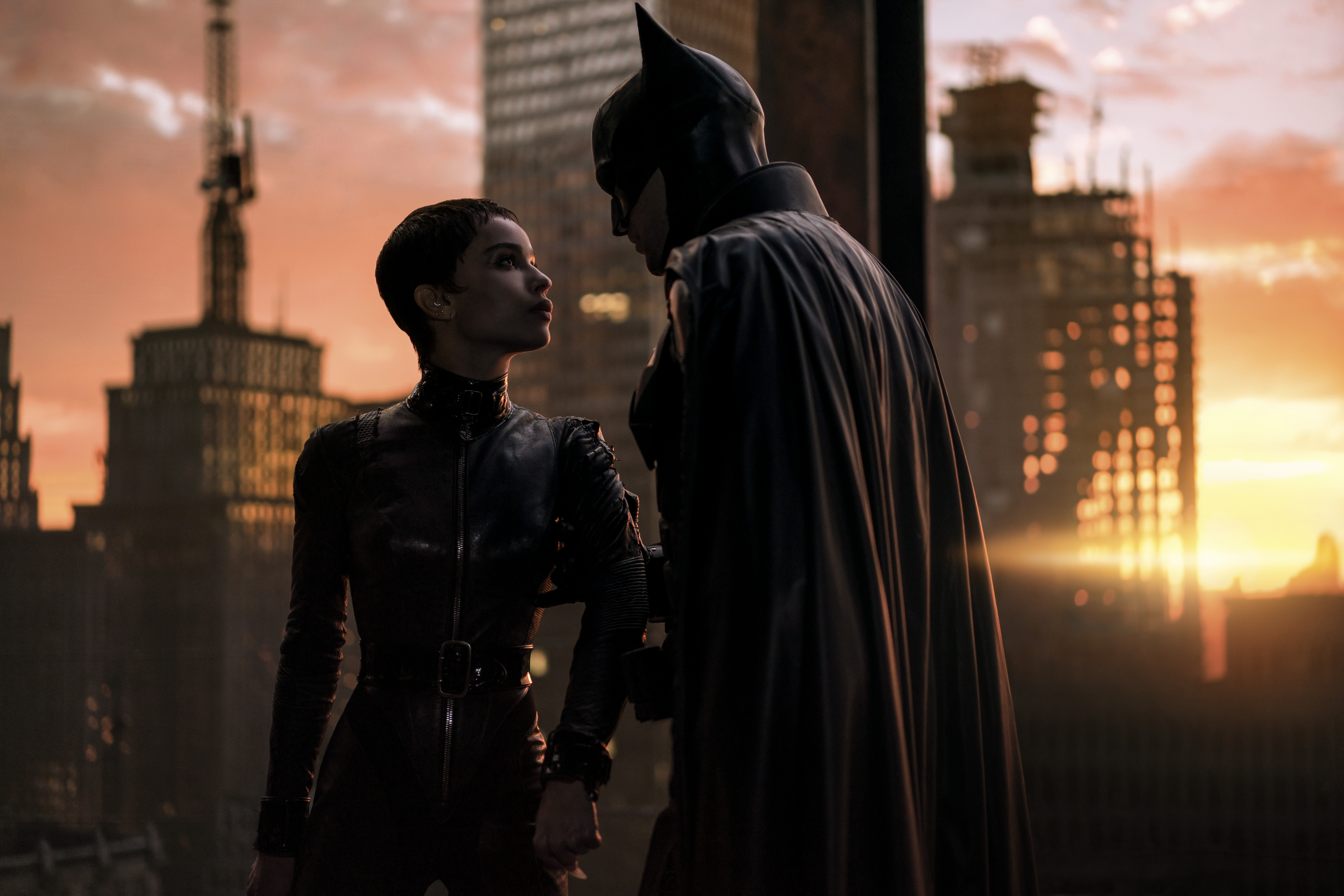 (l-r) Zoë Kravitz as Selina Kyle and Robert Pattinson as Batman in Warner Bros. Pictures’ <i>The Batman</i>