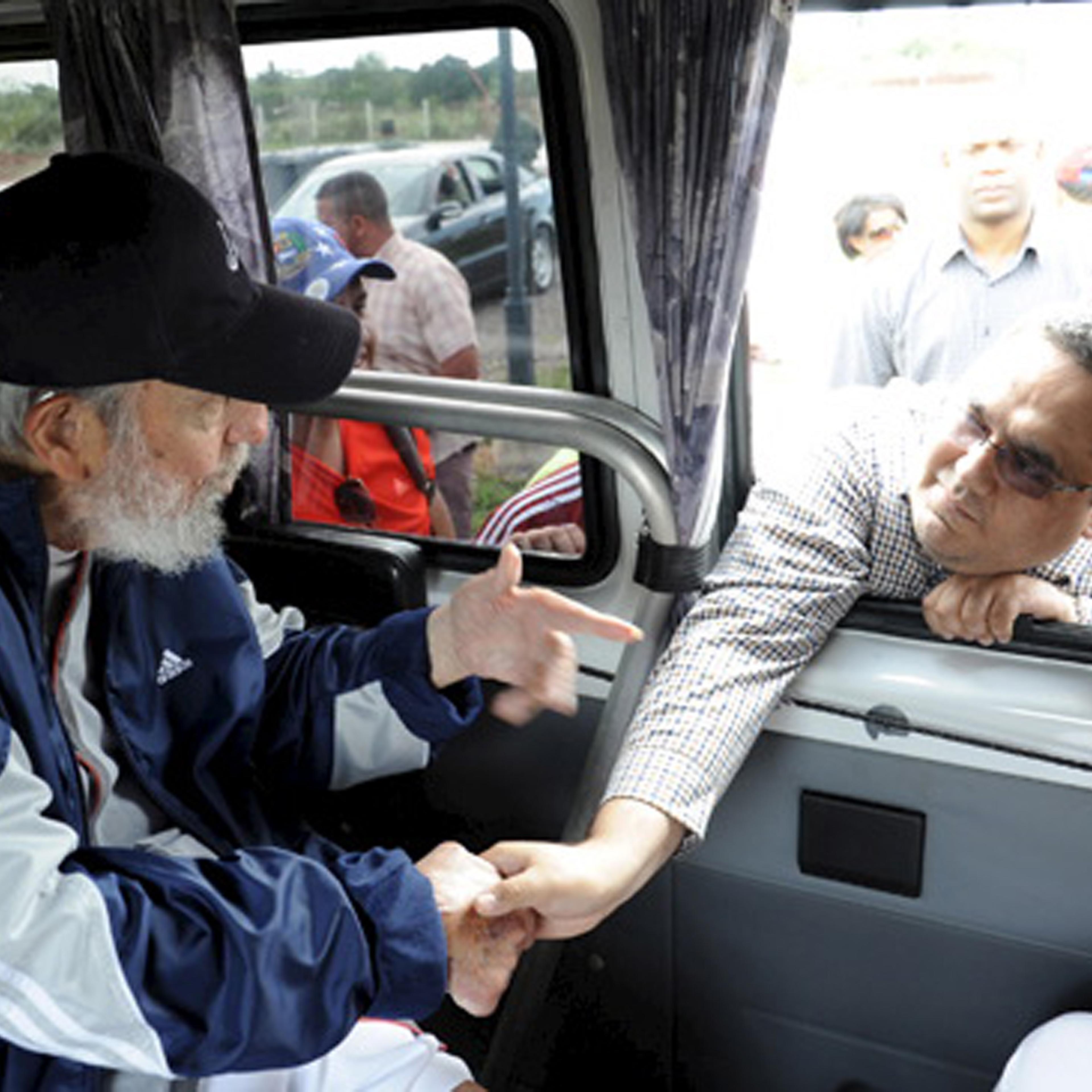 Cuban former president Fidel Castro talks to a delegation of Venezuelans in Havana