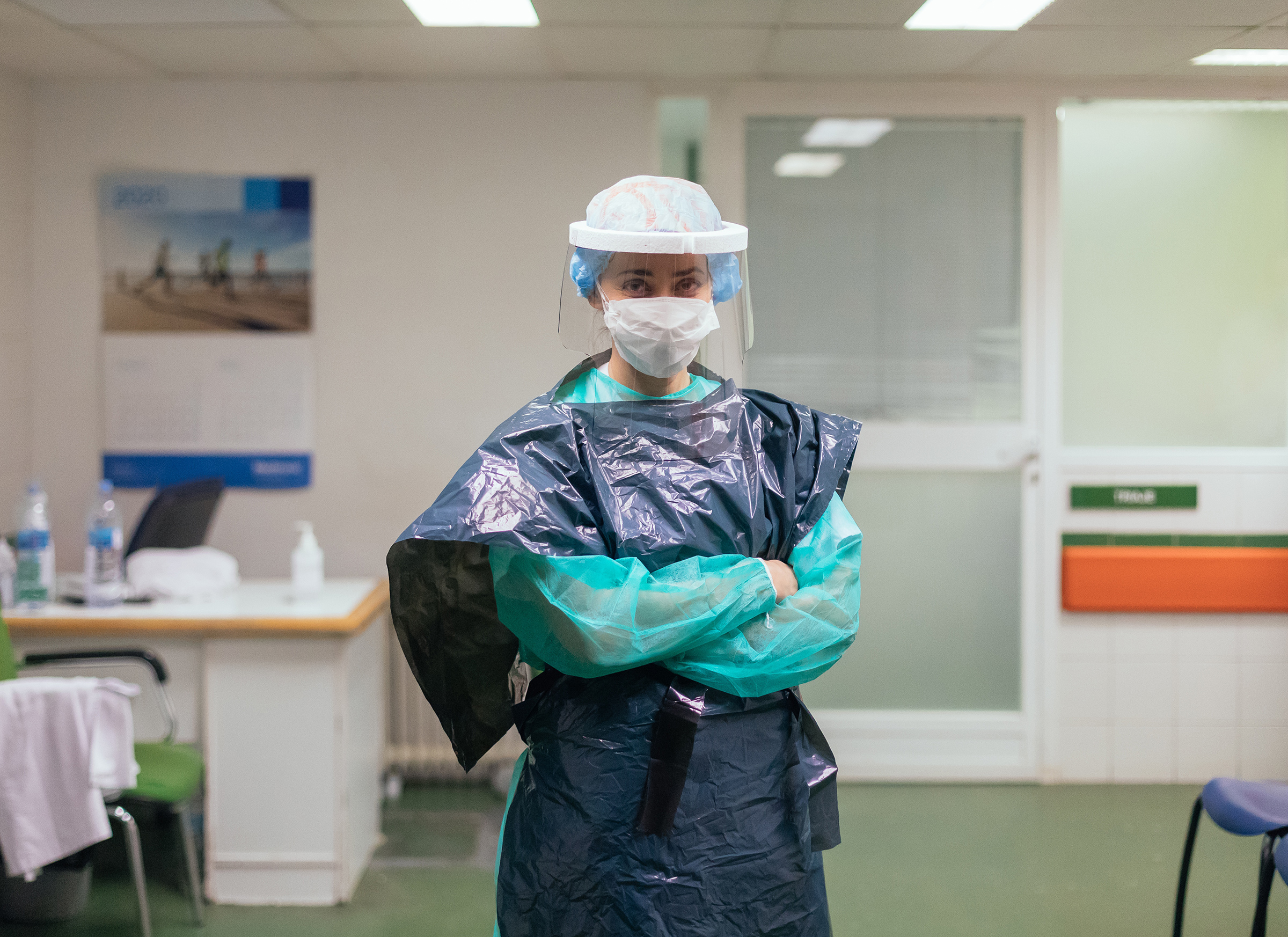 A Spanish emergency nurse, like many others around the world, has to rely on inadequate gear for protection