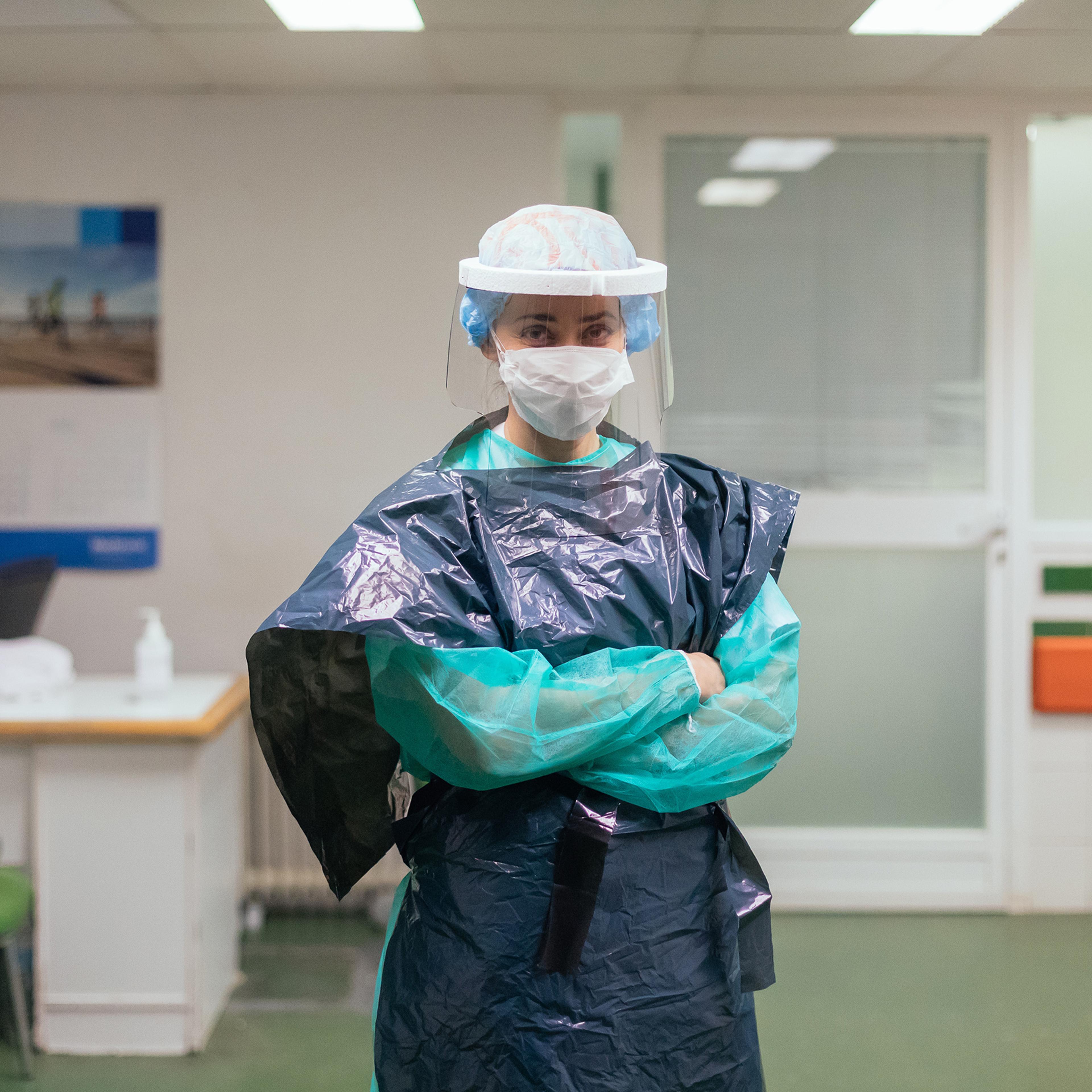 A Spanish emergency nurse, like many others around the world, has to rely on inadequate gear for protection