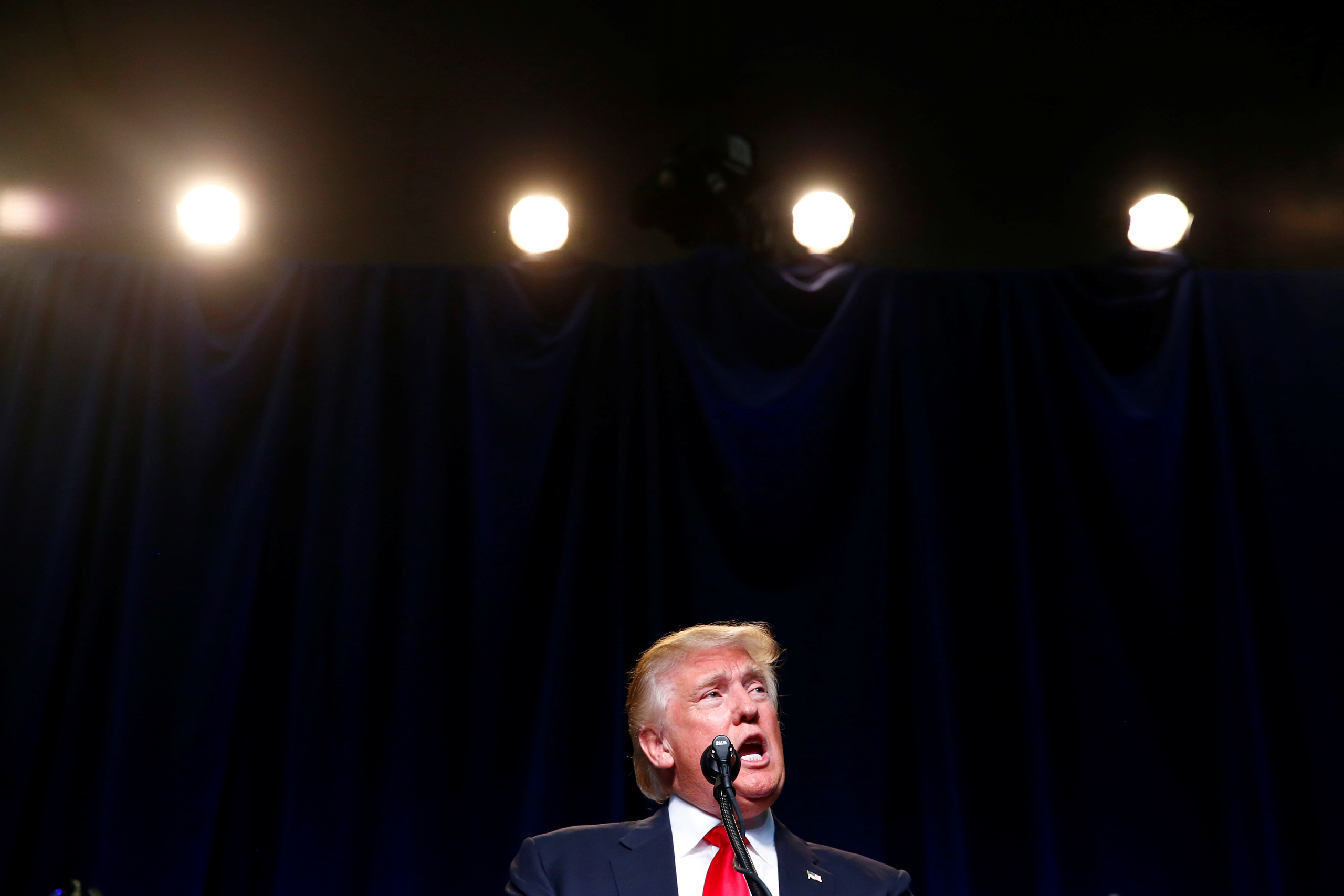 Republican U.S. Presidential nominee Donald Trump attends campaign event at the KI Convention Center in Green Bay, Wisconsin August 5, 2016. REUTERS/Eric Thayer - RTSLAHR