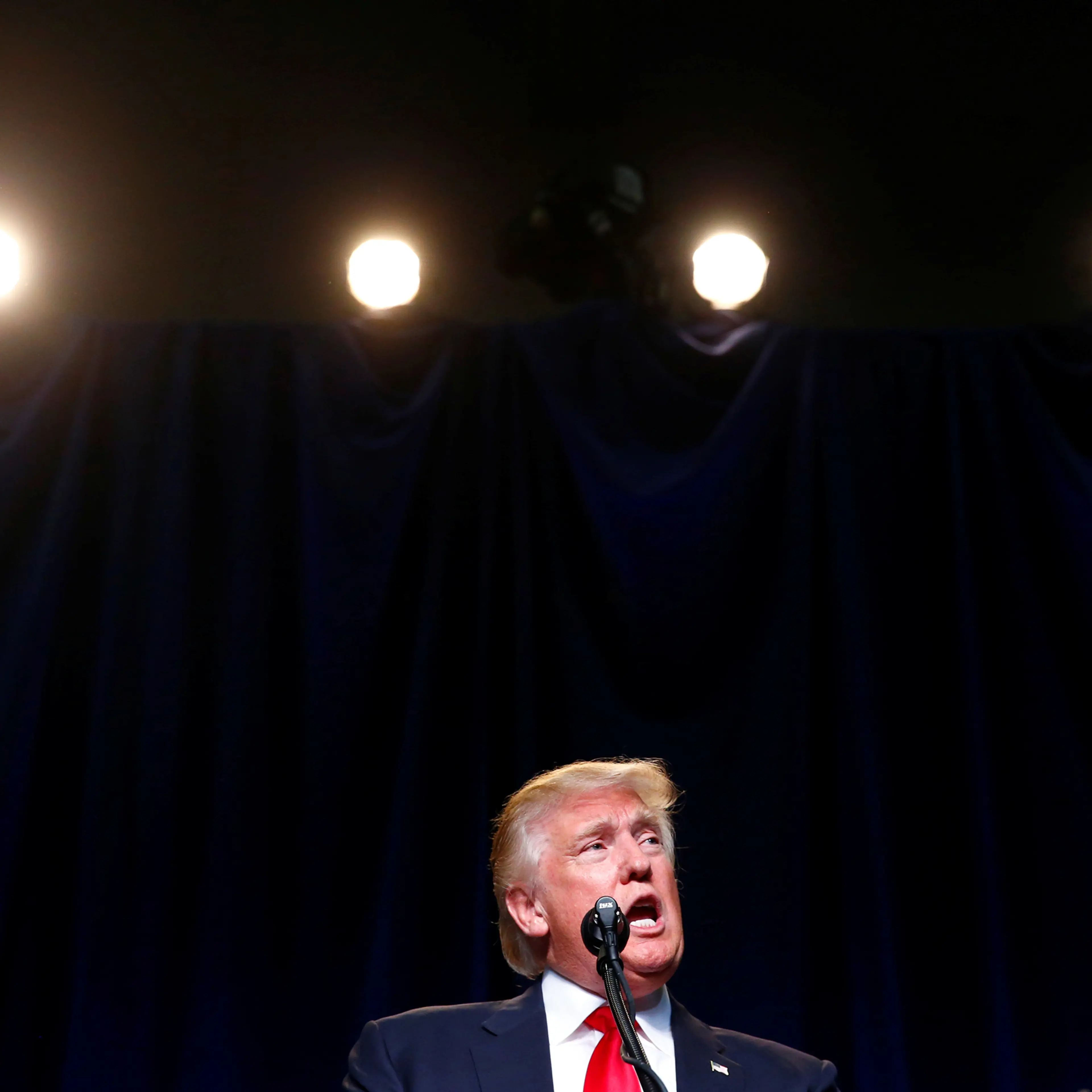 Republican U.S. Presidential nominee Donald Trump attends campaign event at the KI Convention Center in Green Bay, Wisconsin August 5, 2016. REUTERS/Eric Thayer - RTSLAHR