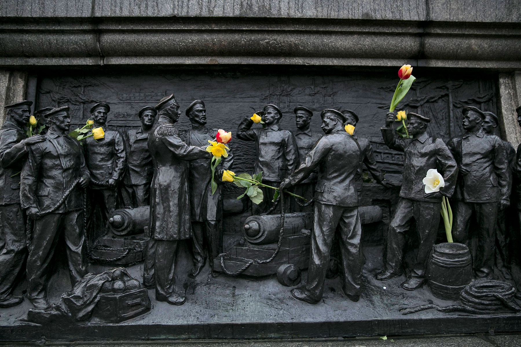Flowers are placed on a Russian navy monument during a pro-Russia rally in the Crimean port city of Sevastopol March 8, 2014.
