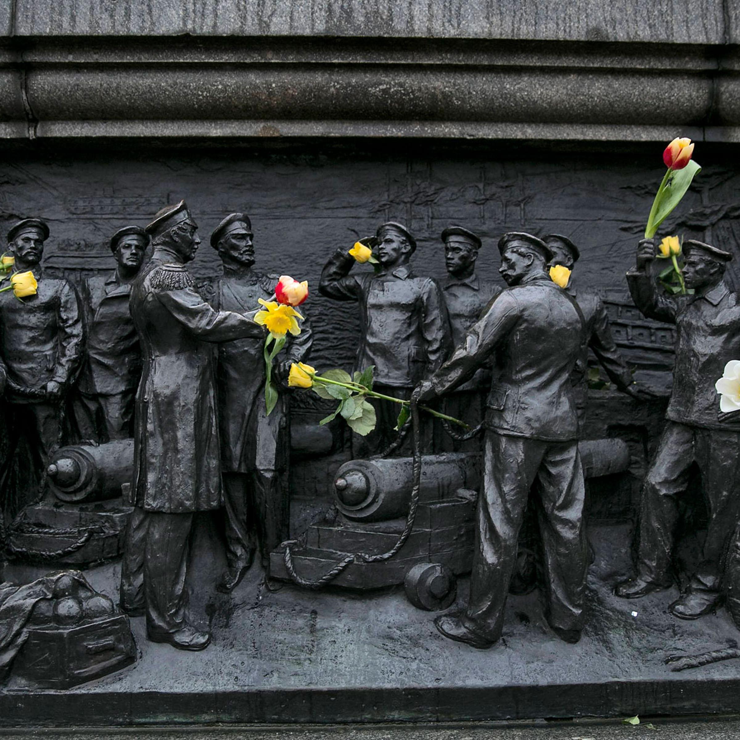 Flowers are placed on a Russian navy monument during a pro-Russia rally in the Crimean port city of Sevastopol March 8, 2014.