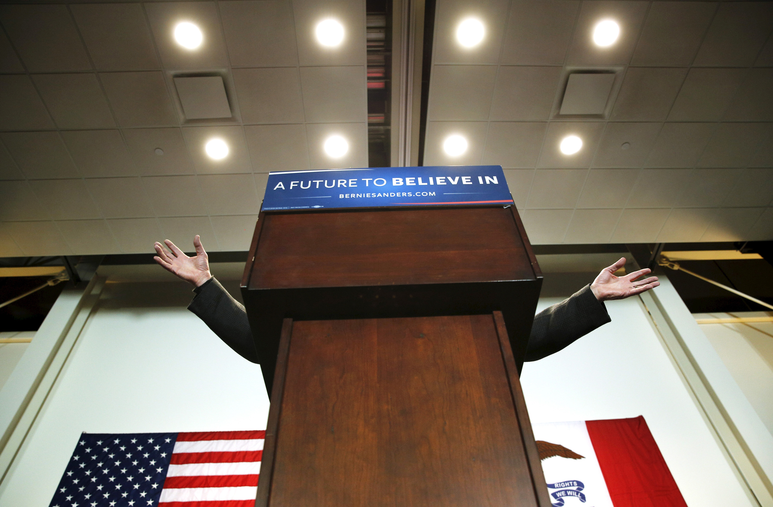 U.S. Democratic presidential candidate Bernie Sanders speaks during a campaign rally at the Des Moines Area Community College in Ankeny, Iowa, January 10, 2016. REUTERS/Scott Morgan TPX IMAGES OF THE DAY - RTX21S9D