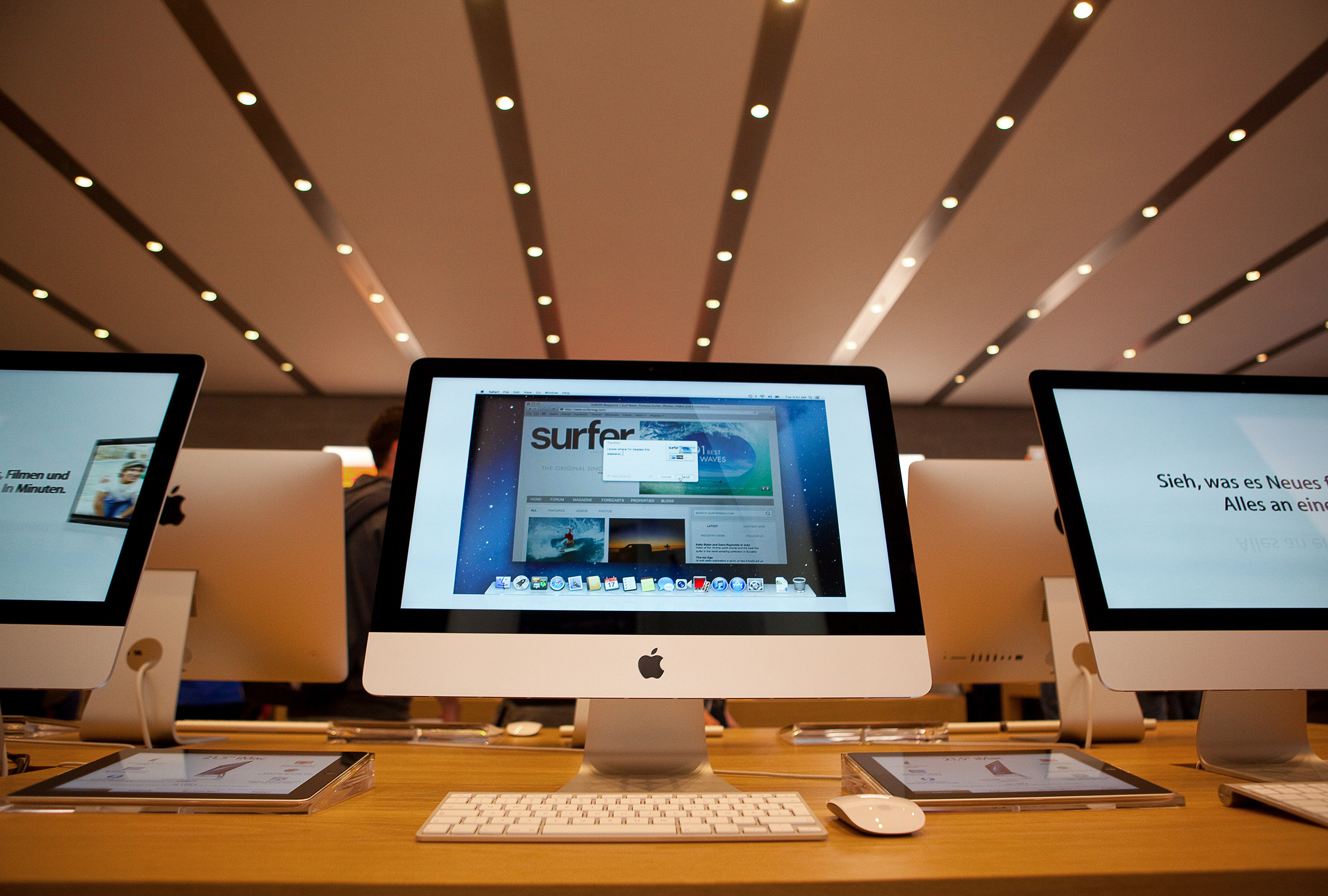 Berlin Apple Store Opens For Business