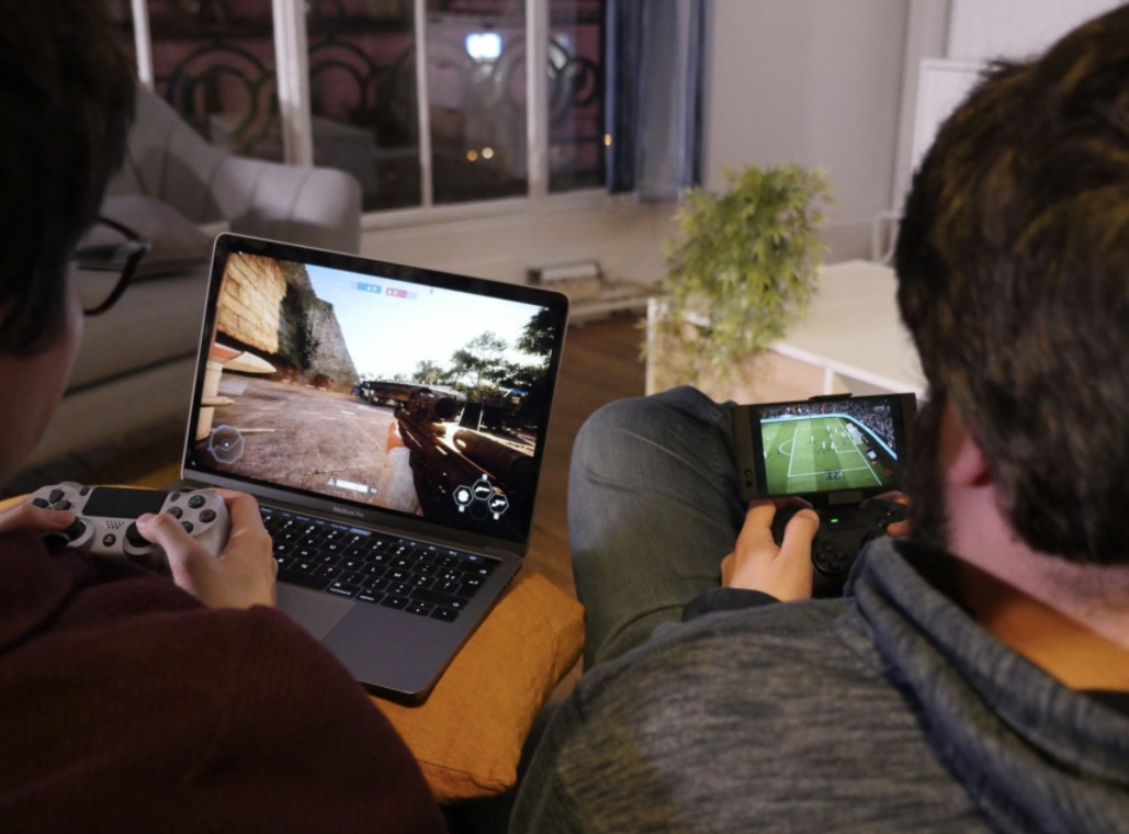 Game streaming on a phone and laptop through Blade's Shadow cloud PC service