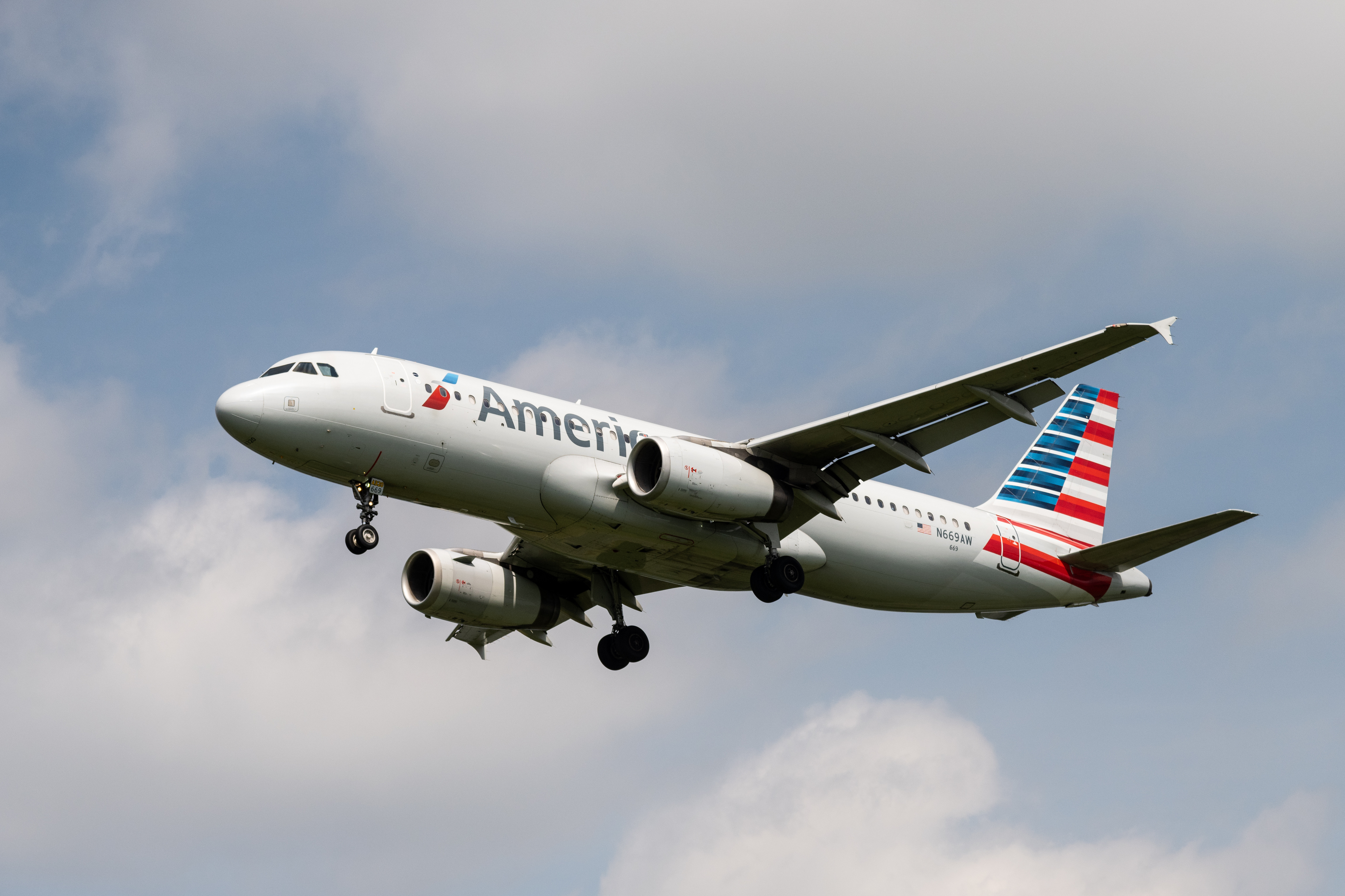 An American Airlines Airbus A320-232 landing at Ronald