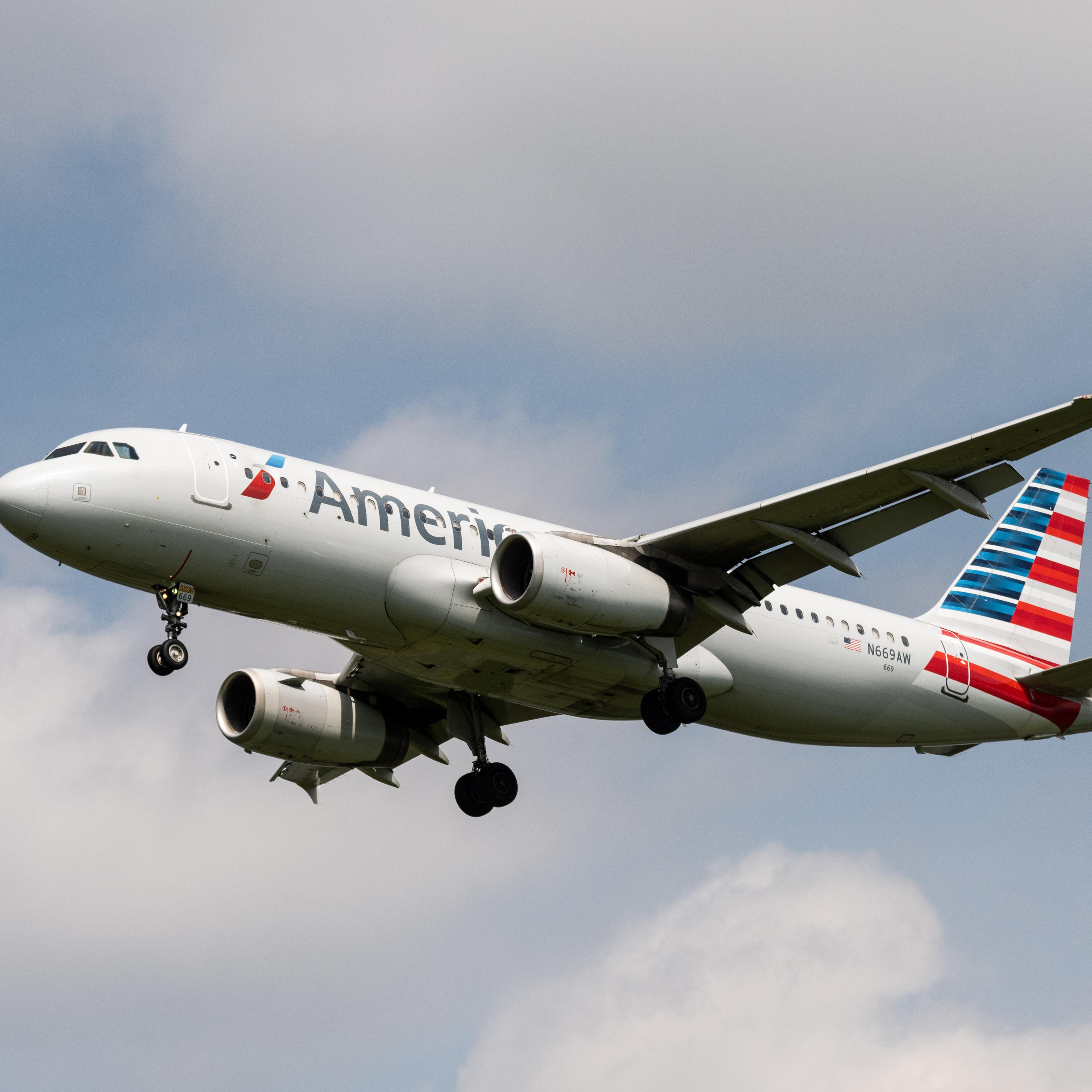 An American Airlines Airbus A320-232 landing at Ronald