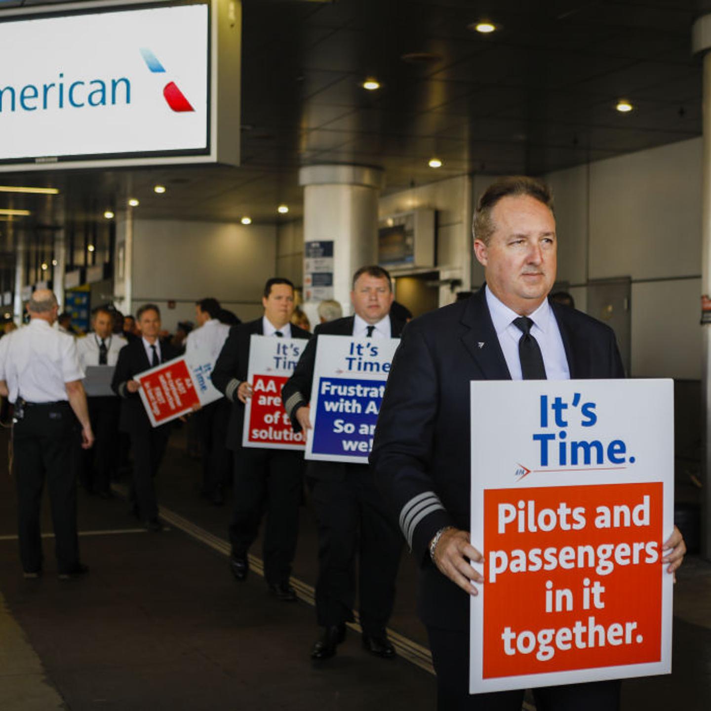 American Airlines Pilots Picket Over Contract