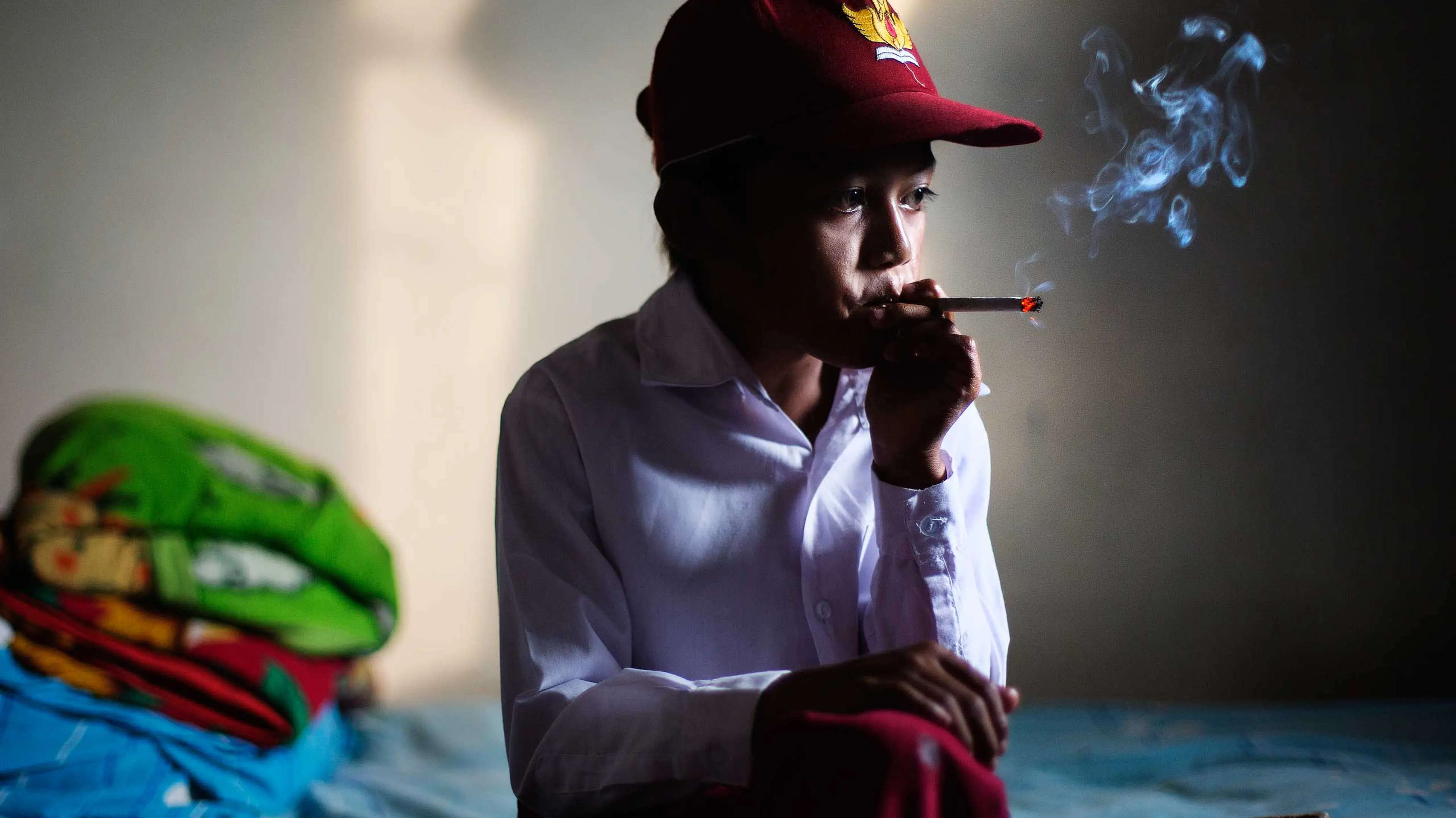 how to smoke marlboro cigarettes 3 Ways Light a Cigarette Smoking a Marlboro Black Gold