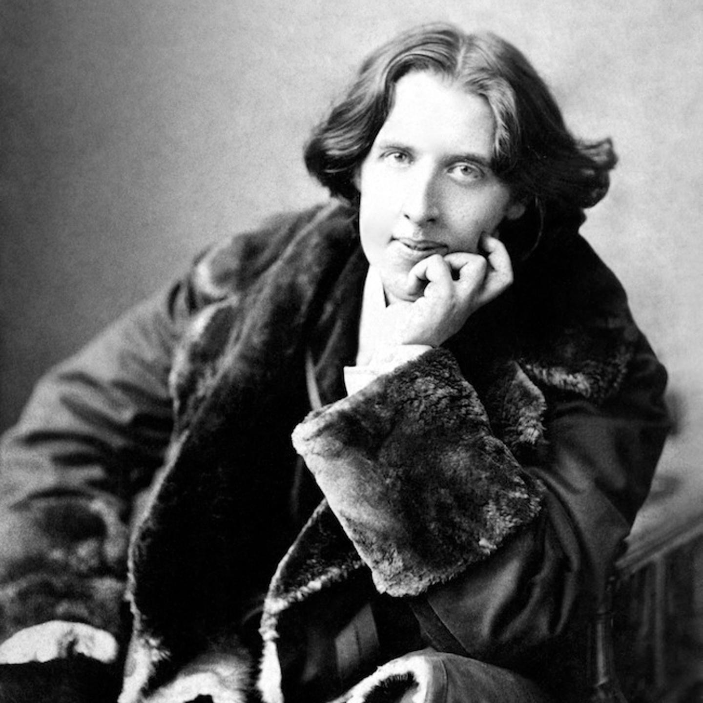 Oscar Fingal O'Flahertie Wills Wilde (16 October 1854 - 30 November 1900) was an Irish writer, poet, and prominent aesthete. Photograph taken in 1882 by Napoleon Sarony