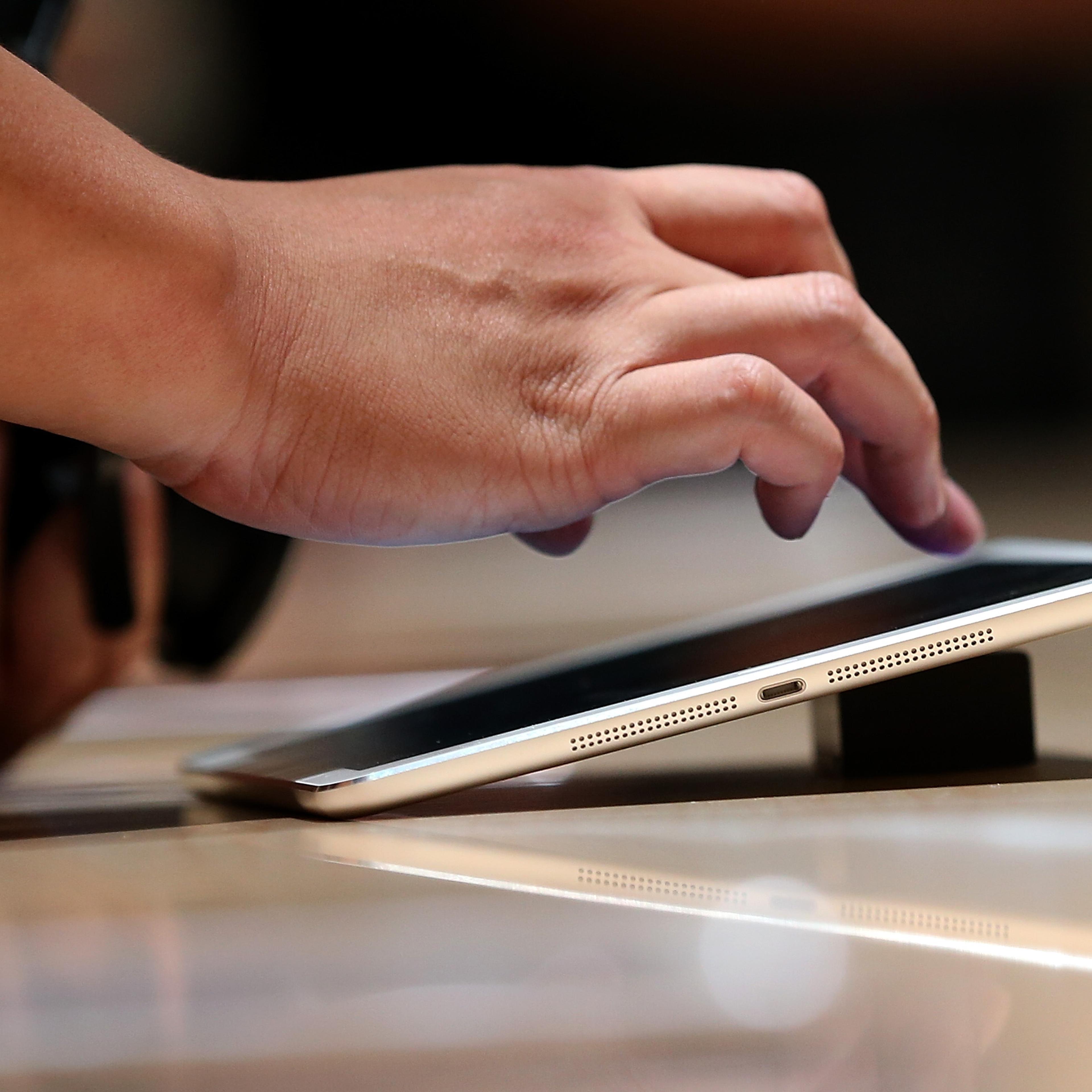 Apple Unveils New Versions Of Popular iPad