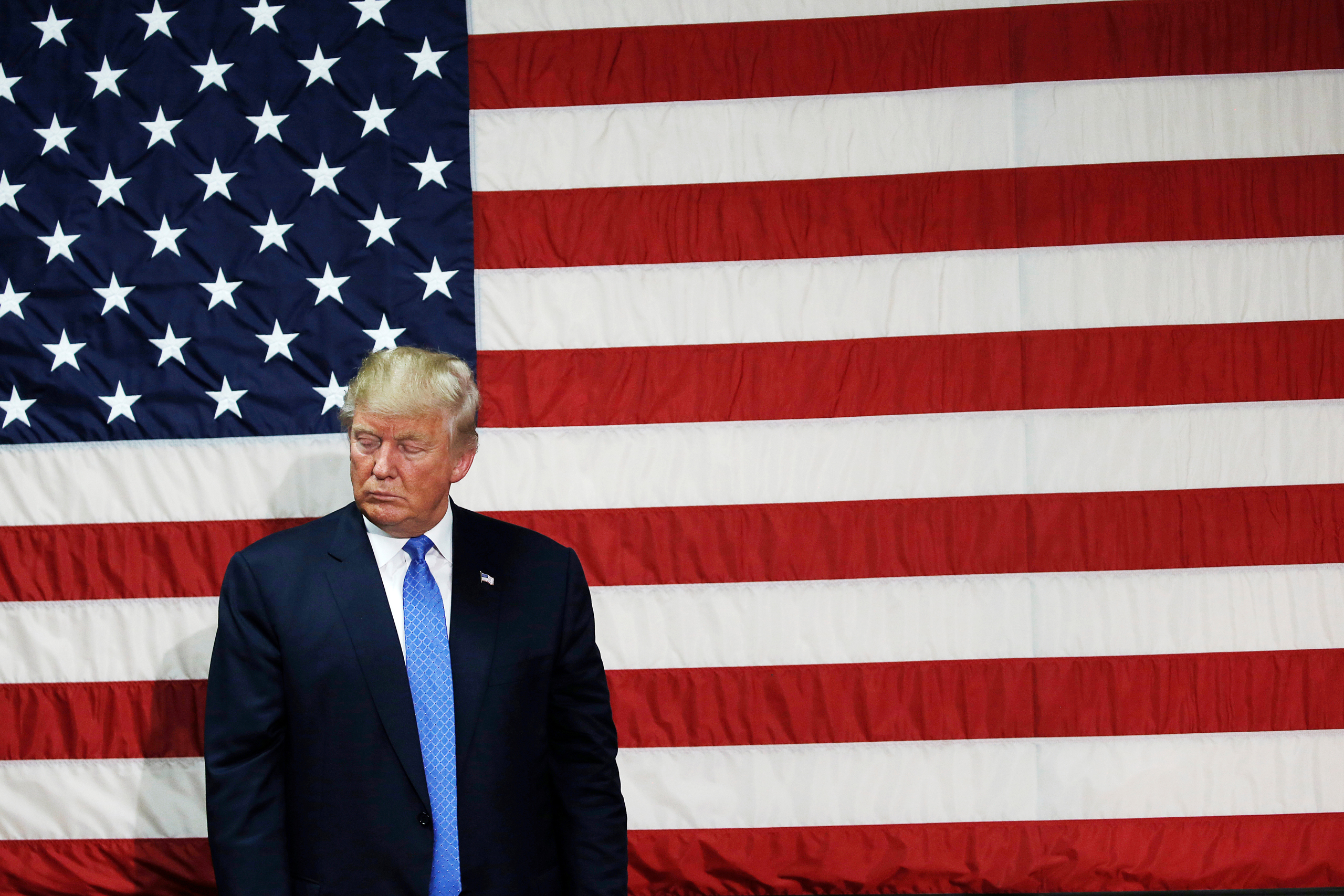 Republican presidential nominee Donald Trump pauses as he speaks at a campaign town hall event in Sandown, New Hampshire, U.S., October 6, 2016. REUTERS/Mike Segar - RTSR4I8