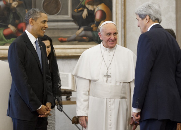 Pope Francis speaks with Secretary of State John Kerry (R) during a private audience with US President Barack Obama on March 27, 2014 at the Vatican.