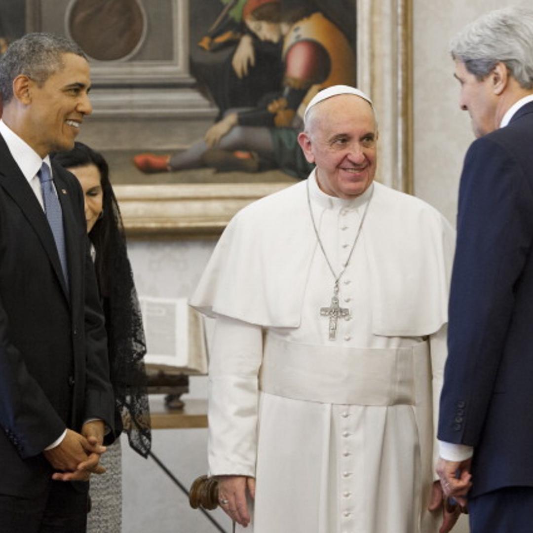 Pope Francis speaks with Secretary of State John Kerry (R) during a private audience with US President Barack Obama on March 27, 2014 at the Vatican.