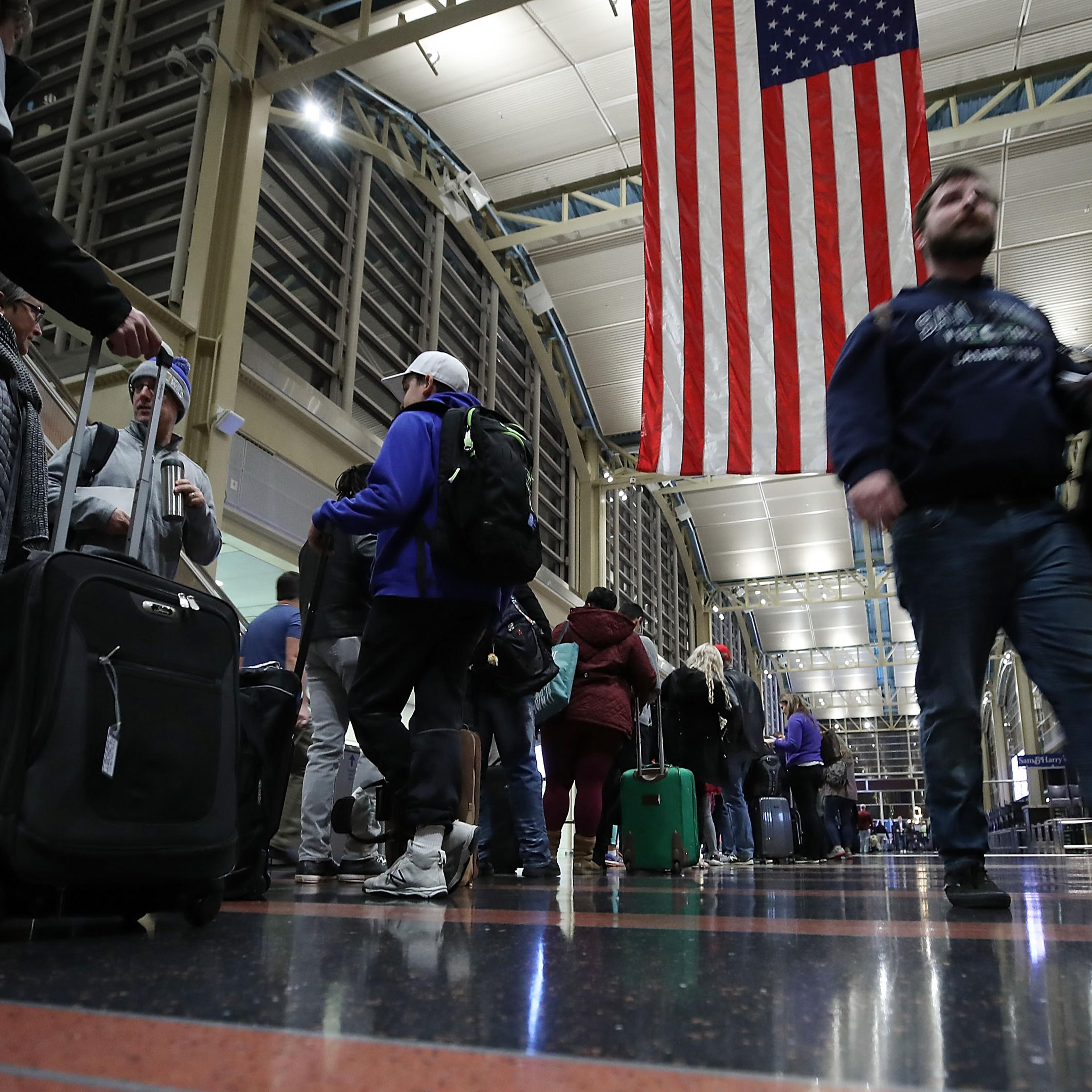 Holiday Travel Ahead Of Thanksgiving Clogs Airports And Highways