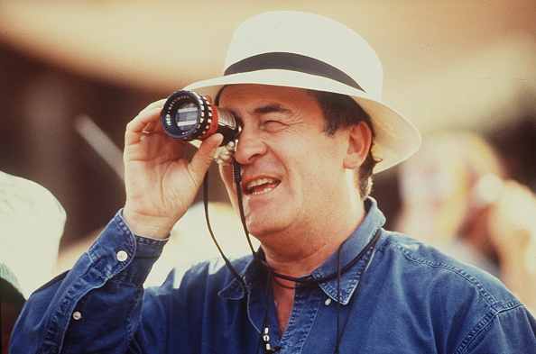 (GERMANY OUT) Bertolucci, Bernardo *16.03.1940-, Regisseur, Italien, - Portrait, bei Dreharbeiten zu dem Film 'Little, Buddha' , - 1993   (Photo by Siemoneit/ullstein bild via Getty Images)