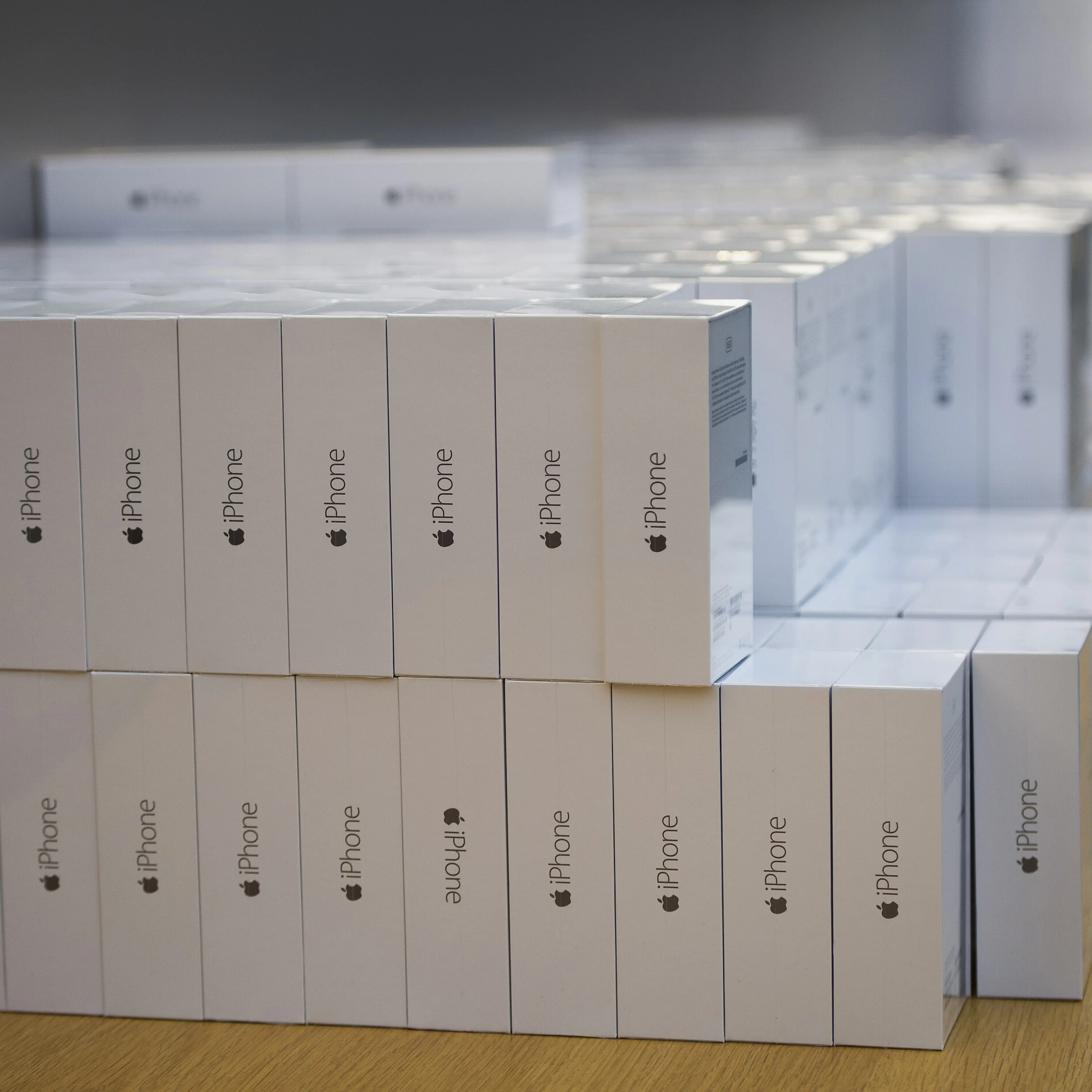 Man 94 iPhones Smuggled China