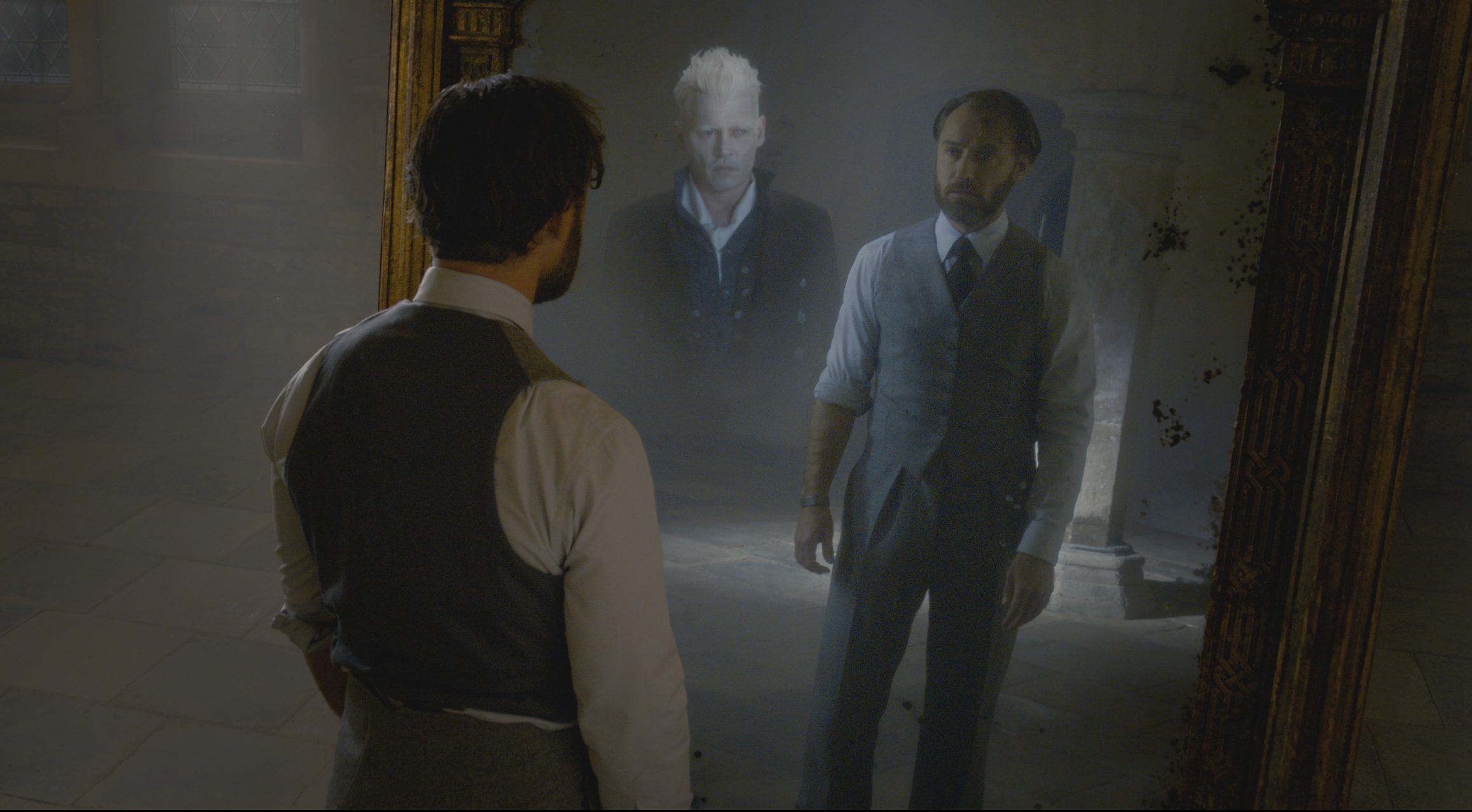 (L-R) Johnny Depp and Jude Law in <i>Fantastic Beasts: The Crimes of Grindelwald</i>