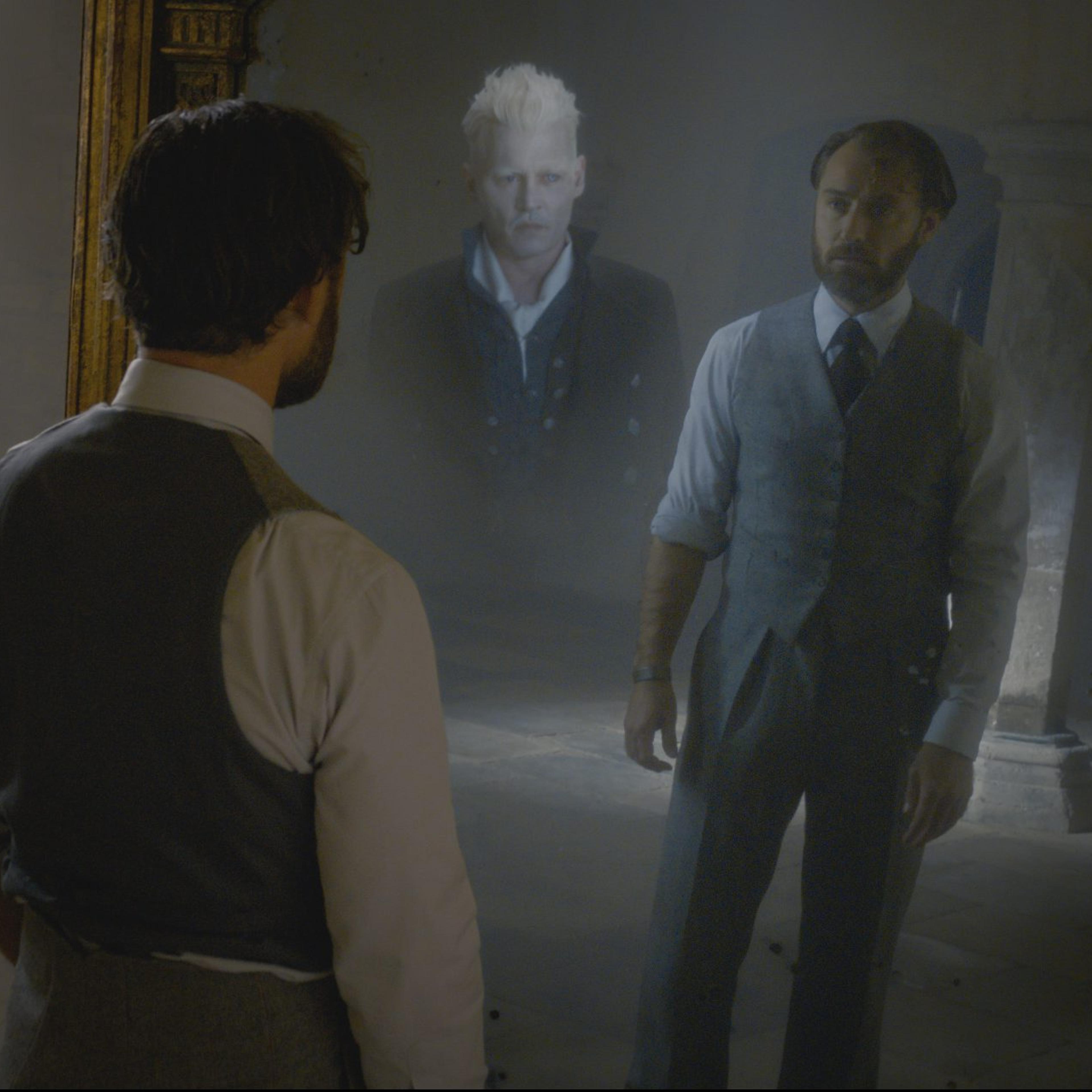(L-R) Johnny Depp and Jude Law in <i>Fantastic Beasts: The Crimes of Grindelwald</i>