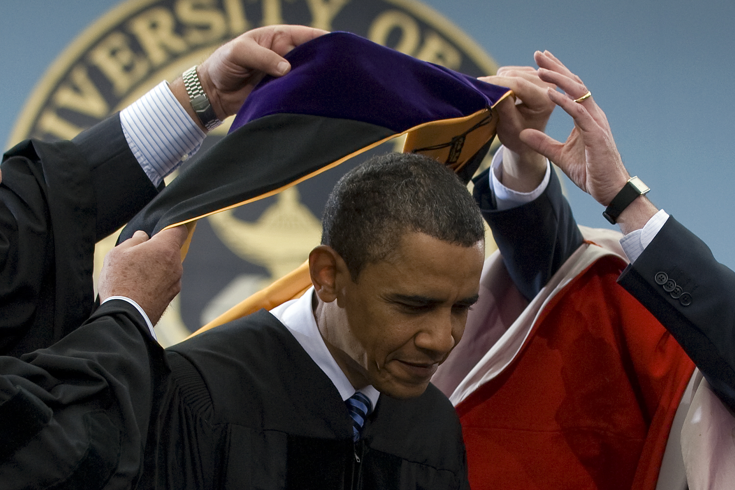 US President Barack Obama (C) recieves t
