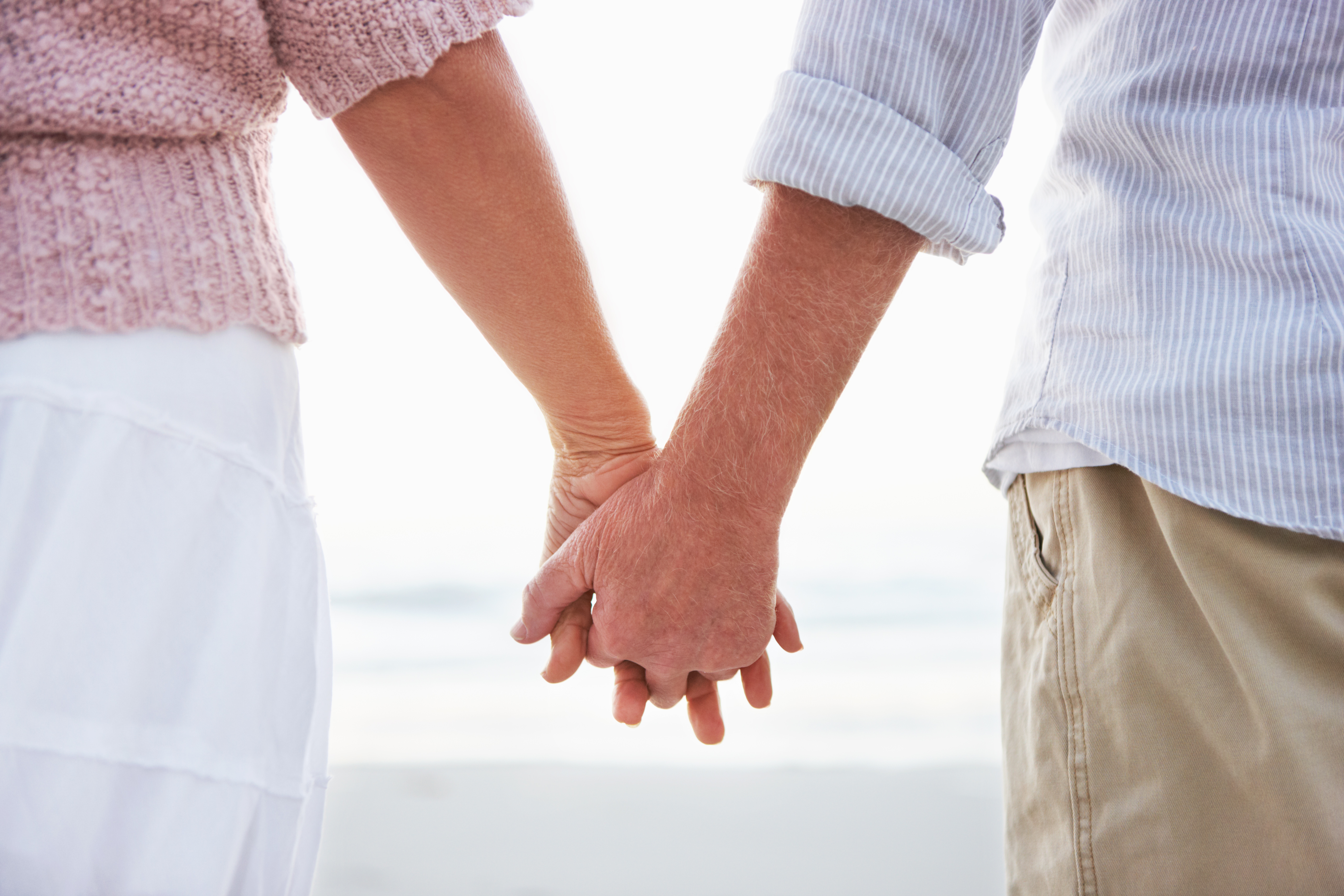 elderly-couple-holding-hands