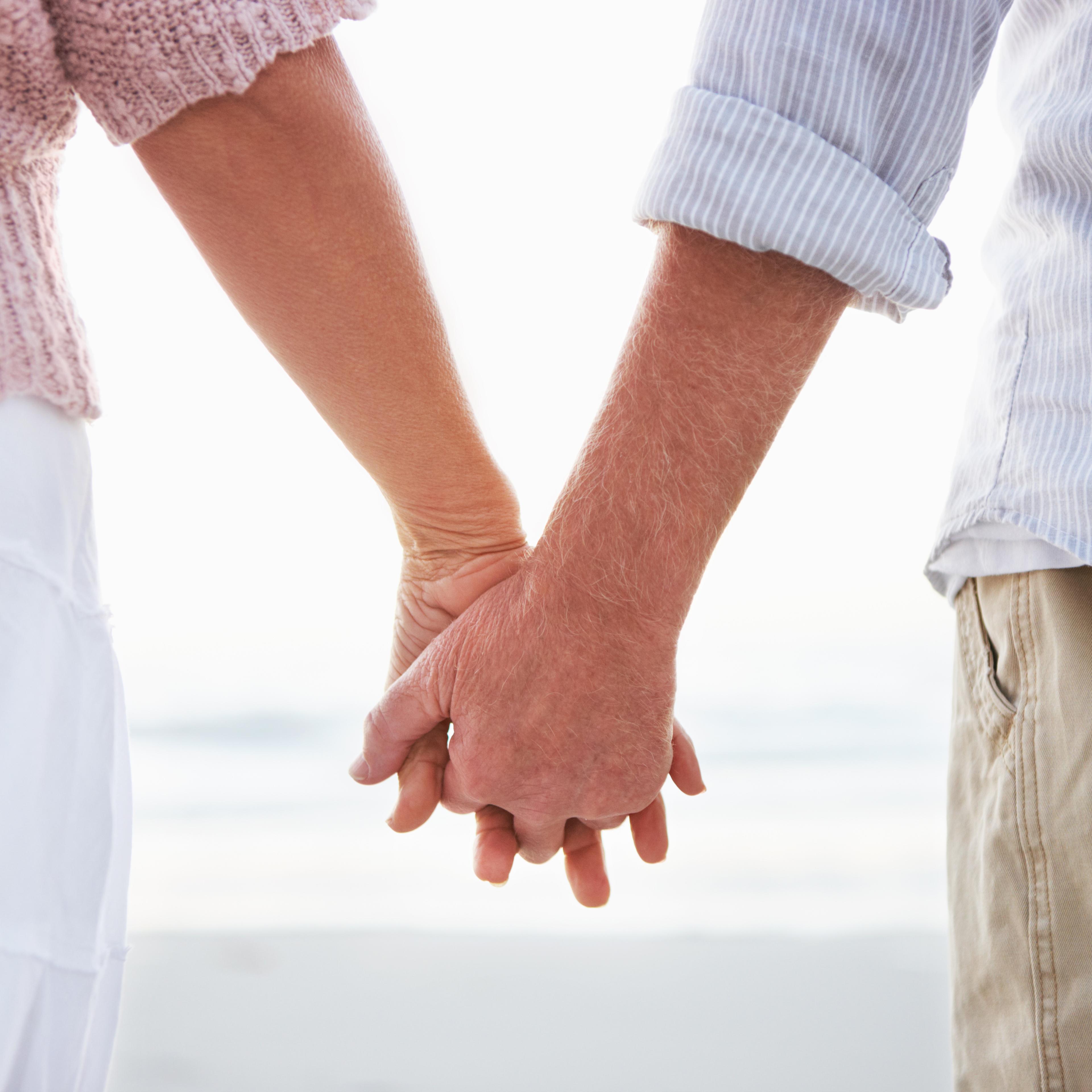 elderly-couple-holding-hands