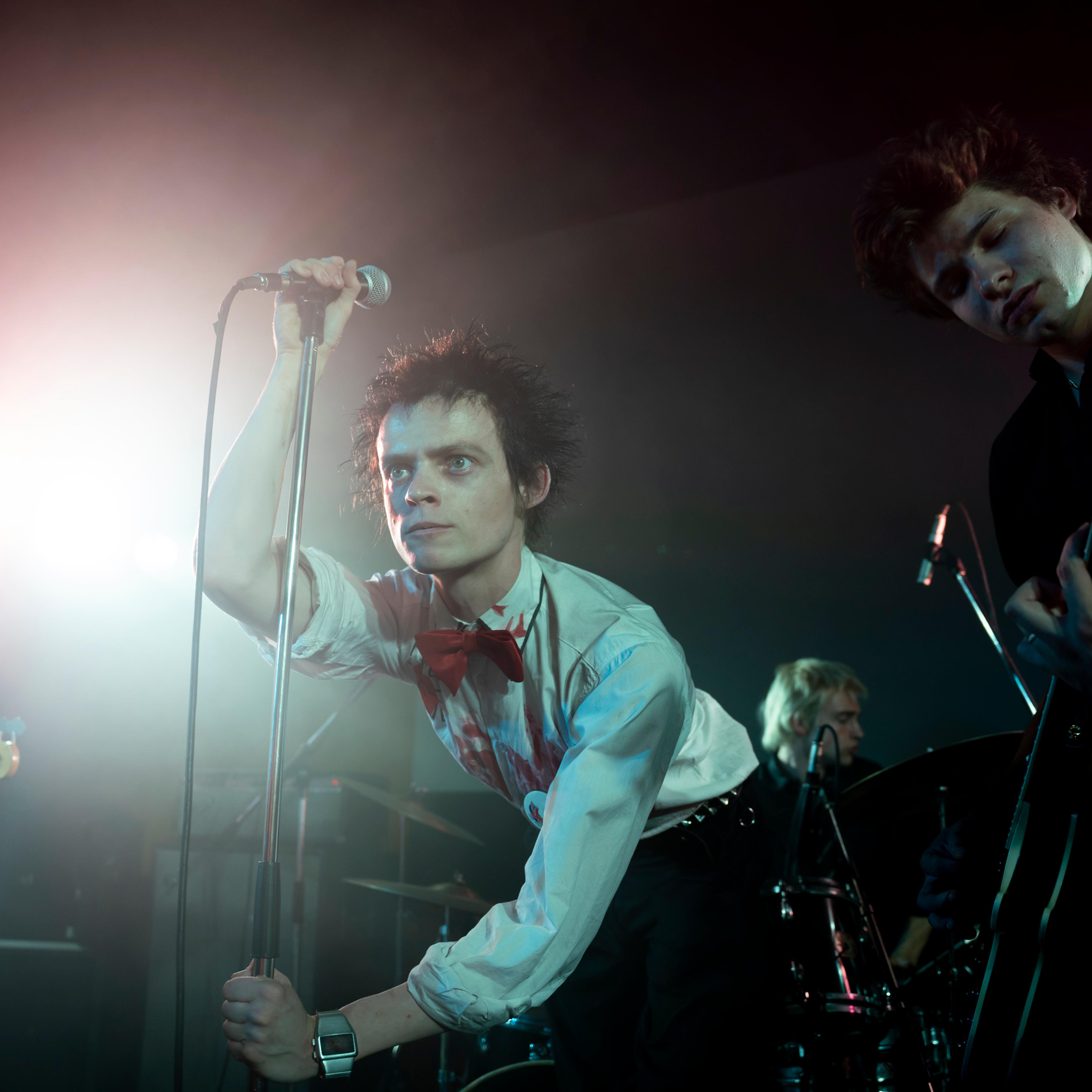 “PISTOL” -- Pictured (L-R): Louis Partridge as Sid Vicious, Anson Boon as John Lyndon, Toby Wallace as Steve Jones. CR: Miya Mizuno/FX