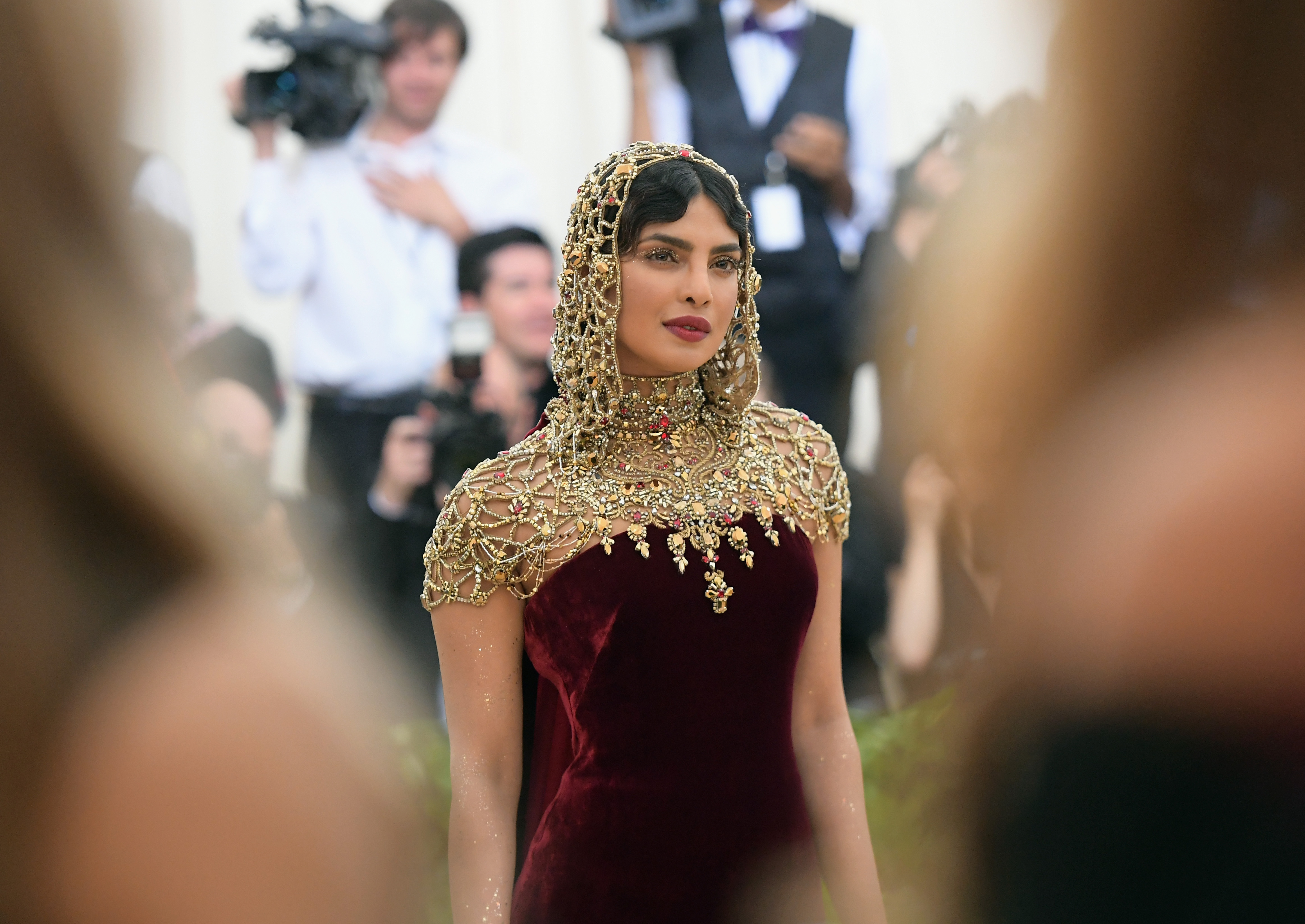priyanka chopra brown dress Priyanka Chopra Jonas looks sharp in paisley-printed Ralph Lauren