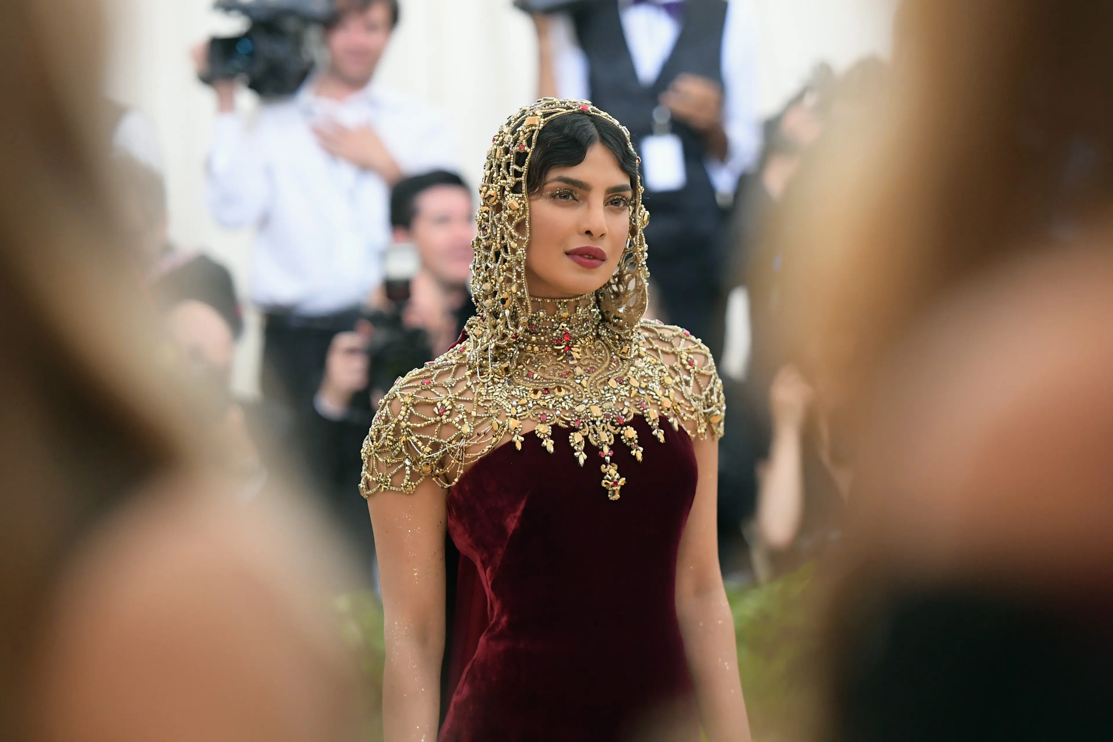 priyanka chopra brown dress Priyanka Chopra Jonas looks sharp in paisley-printed Ralph Lauren