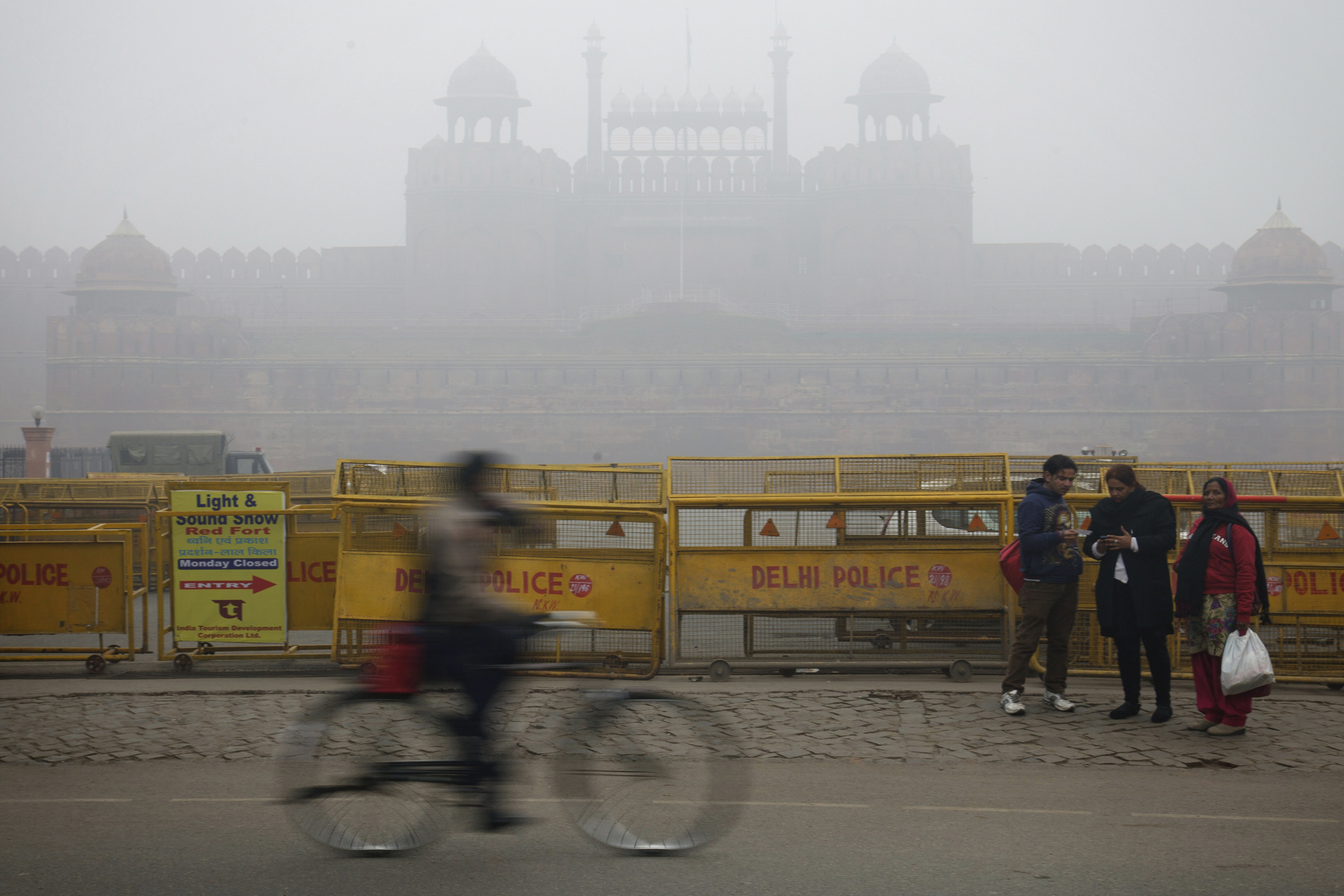The Red Fort is covered by haze mainly caused by air pollution in Delhi, India on January 20, 2014. Air pollution in India exceeds that of China as diesel fuel subsidies encourage ownership of polluting vehicles. (Kuni Takahashi/Bloomberg)