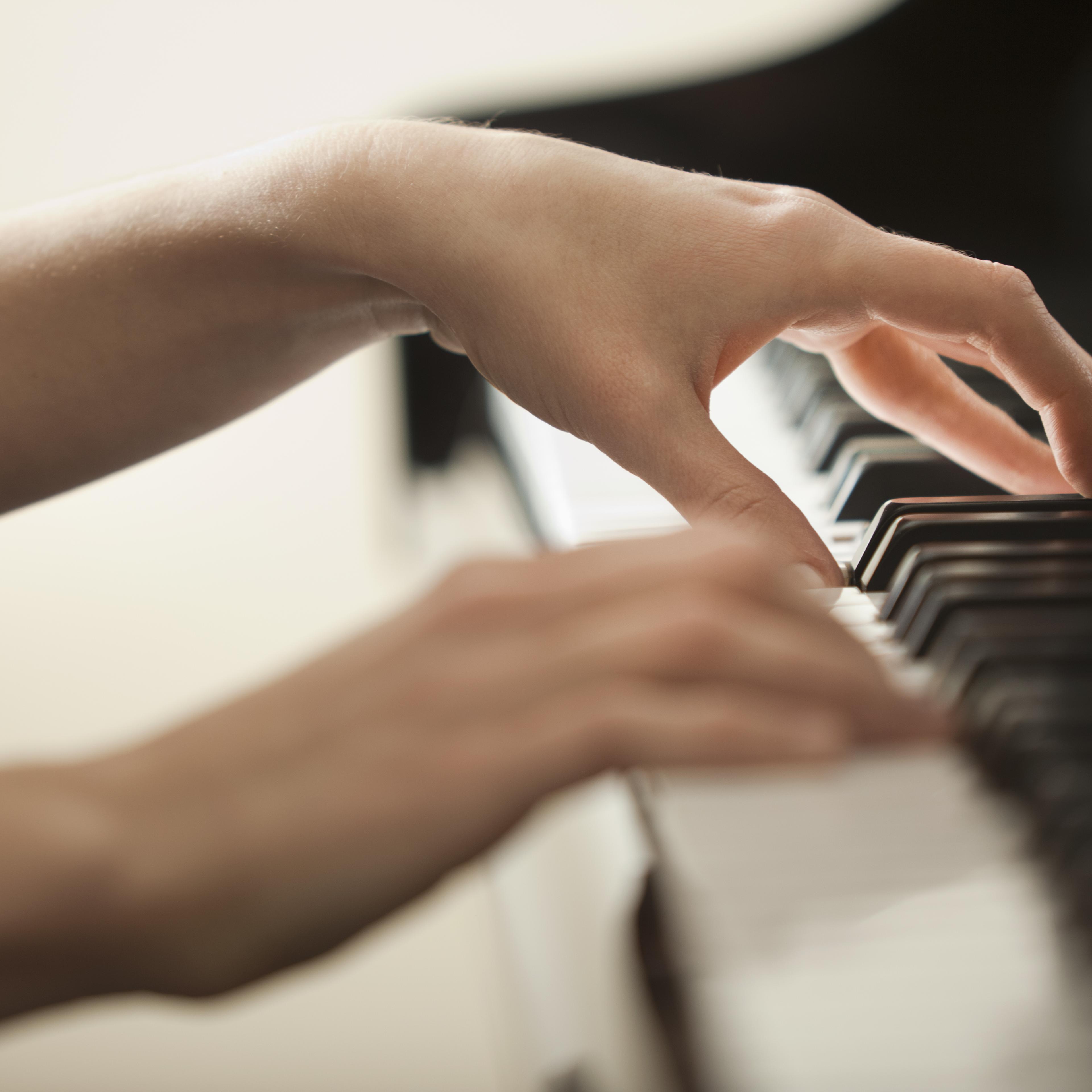 woman-hands-piano