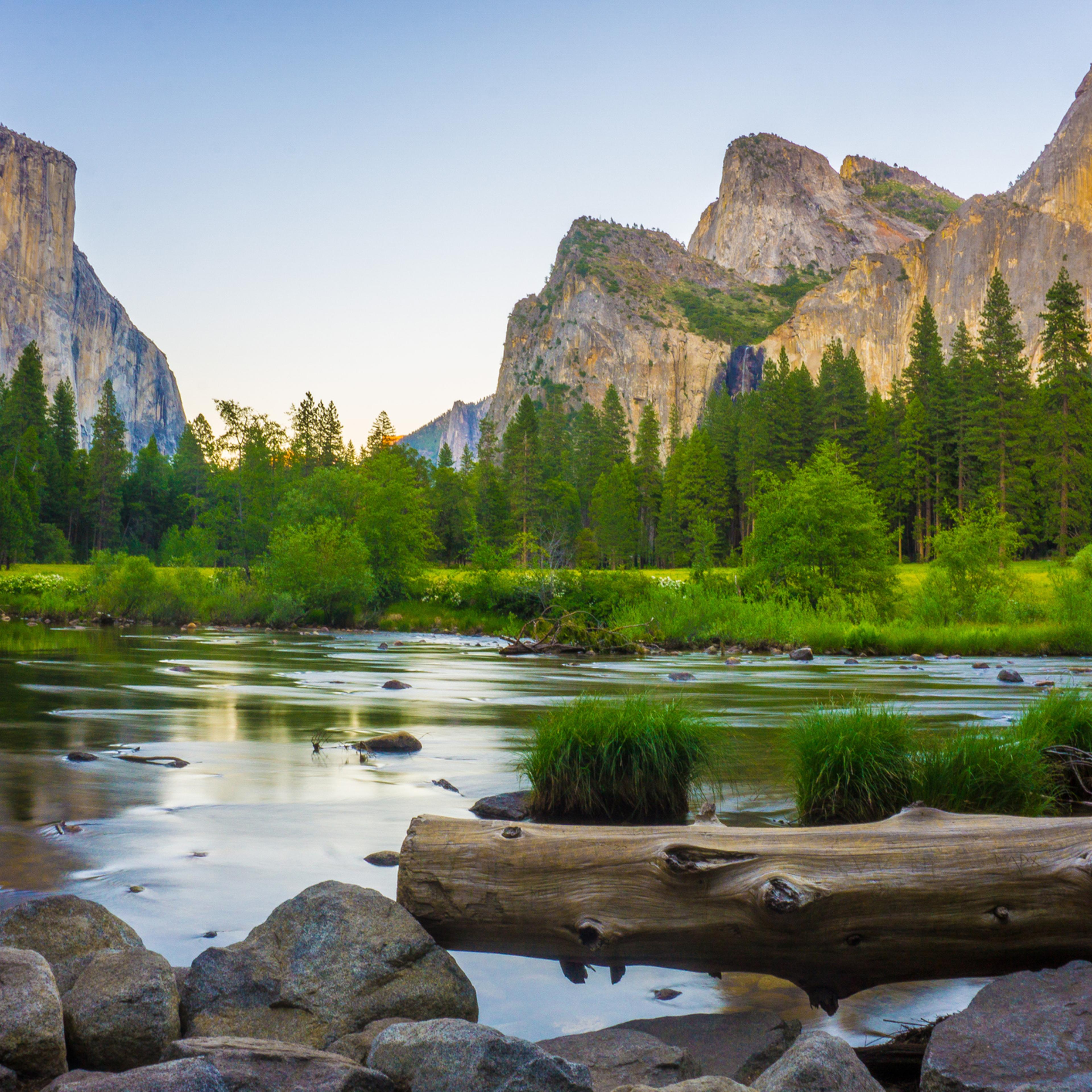 USA, California, Valley view at Yosemite National Park with El Capitan and Bridalveil Falls behind Merced River