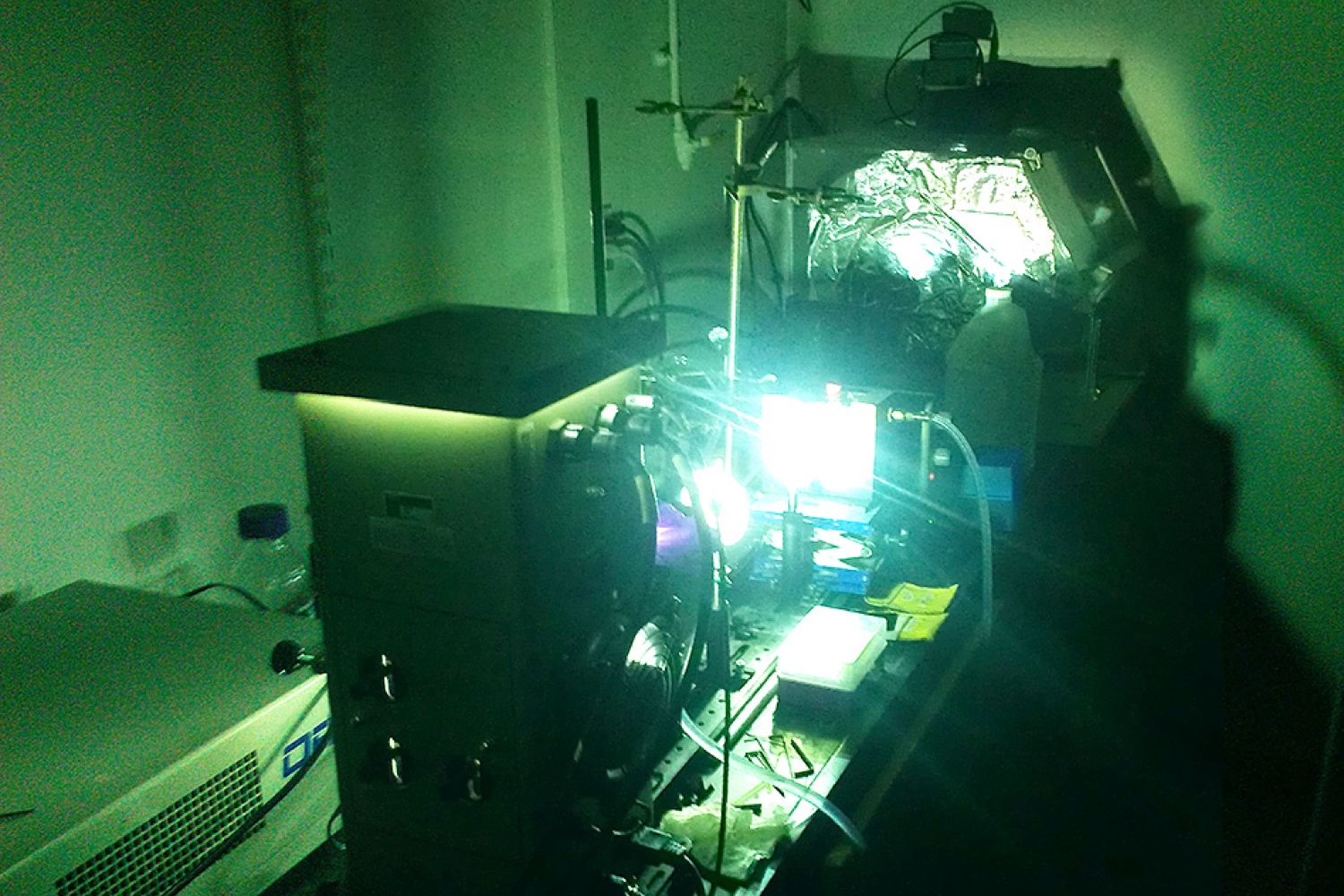 A powerful arc lamp is used to simulate sunlight on a sample of photoswitchable molecules, driving structural changes at the molecular level. A portion of the light's energy is stored with each structural change. The progress of these changes can be tracked by monitoring the molecules' optical properties.