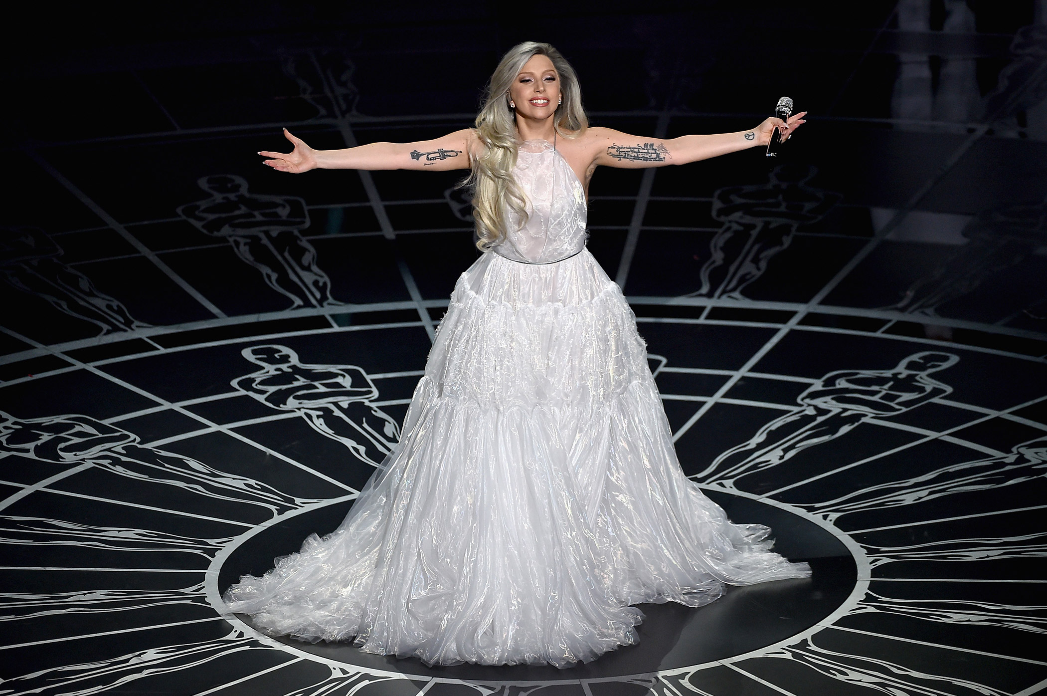 lady gaga oscar performance dress Oscars 2015: Lady Gaga's Performance Loved by Fans